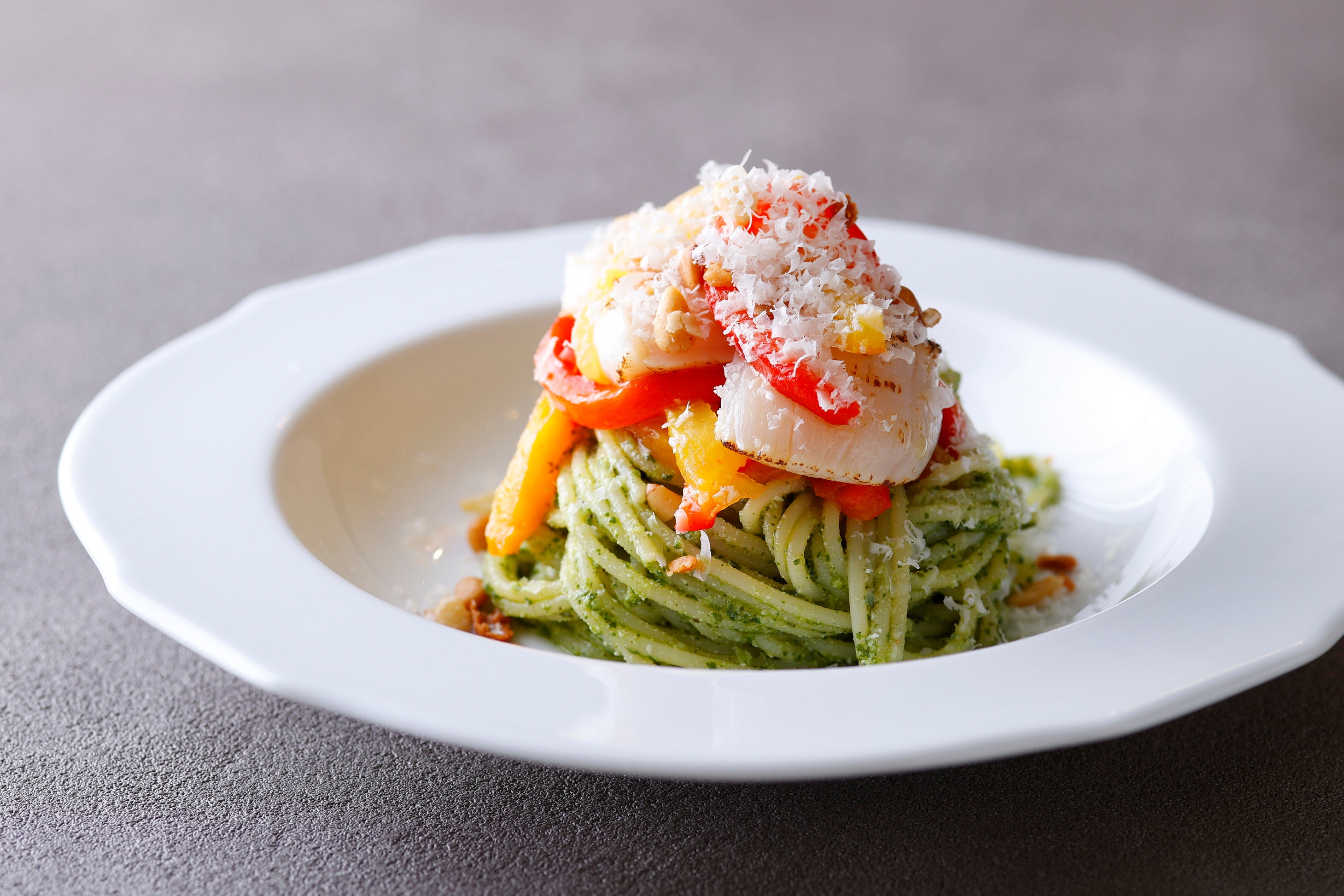 北海道産帆立貝とパプリカの冷製ジェノベーゼ