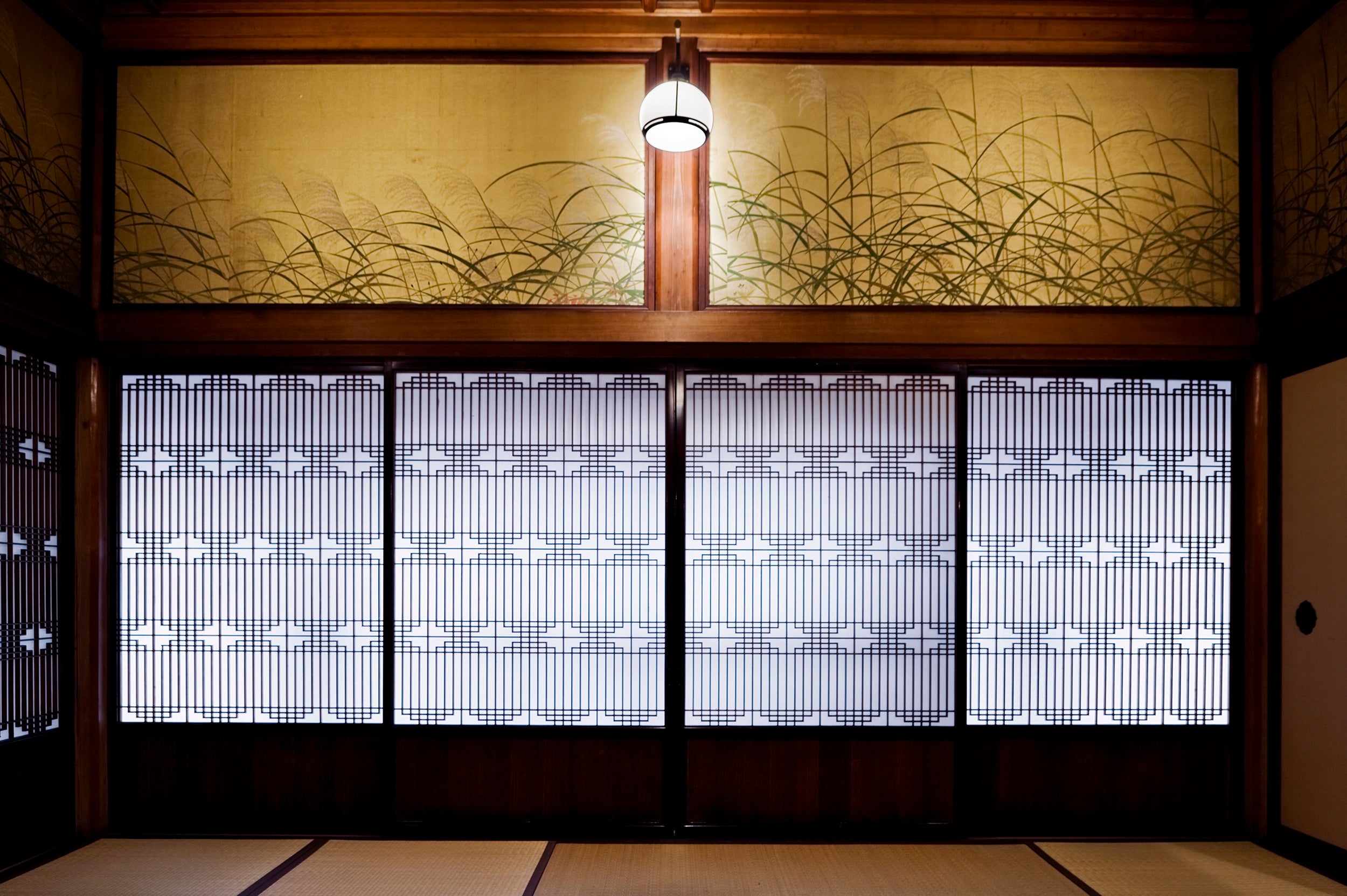 静水の間・四方の欄間をススキが彩る