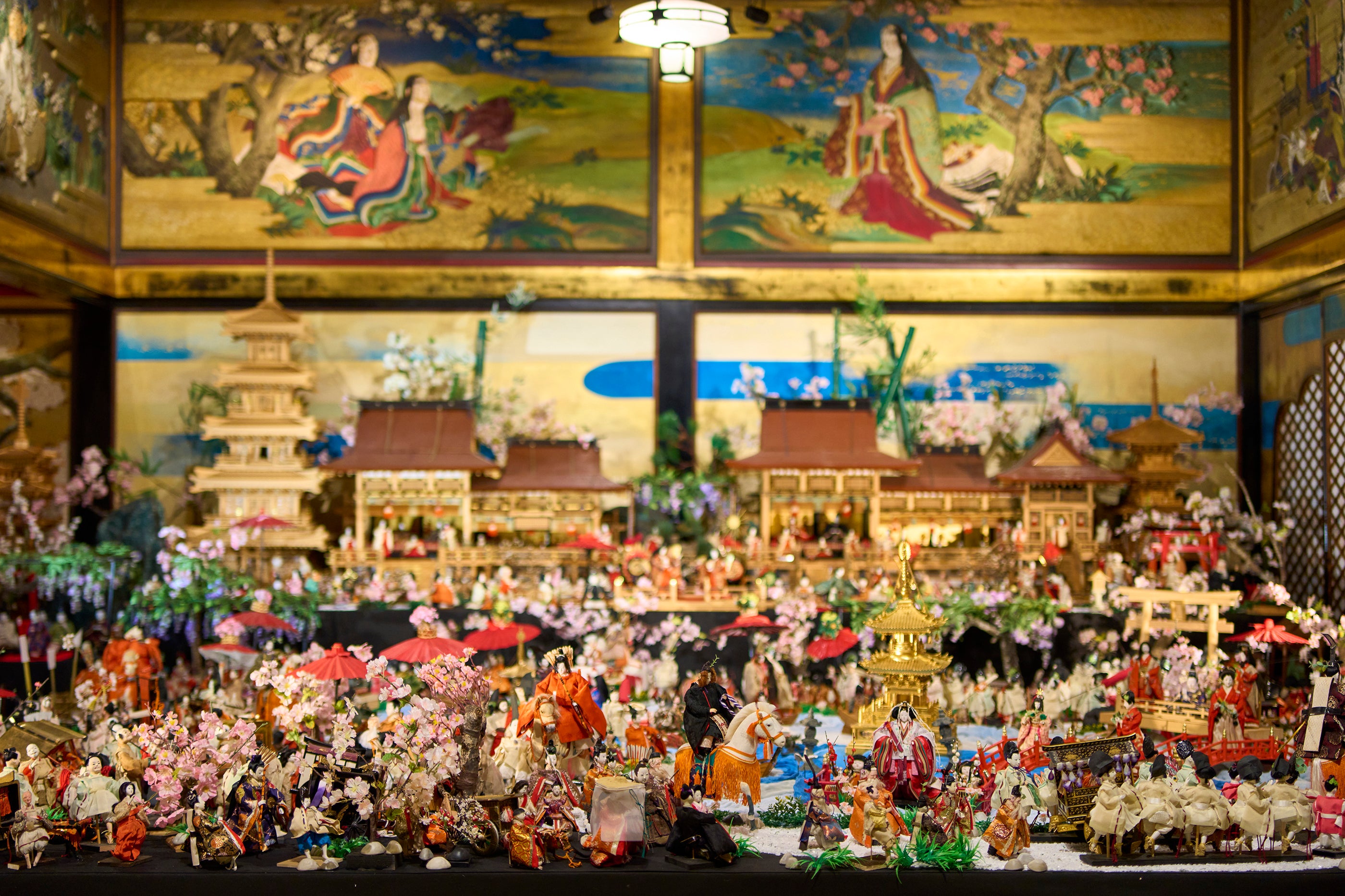 欄間に施された桃の節句の景色とともに