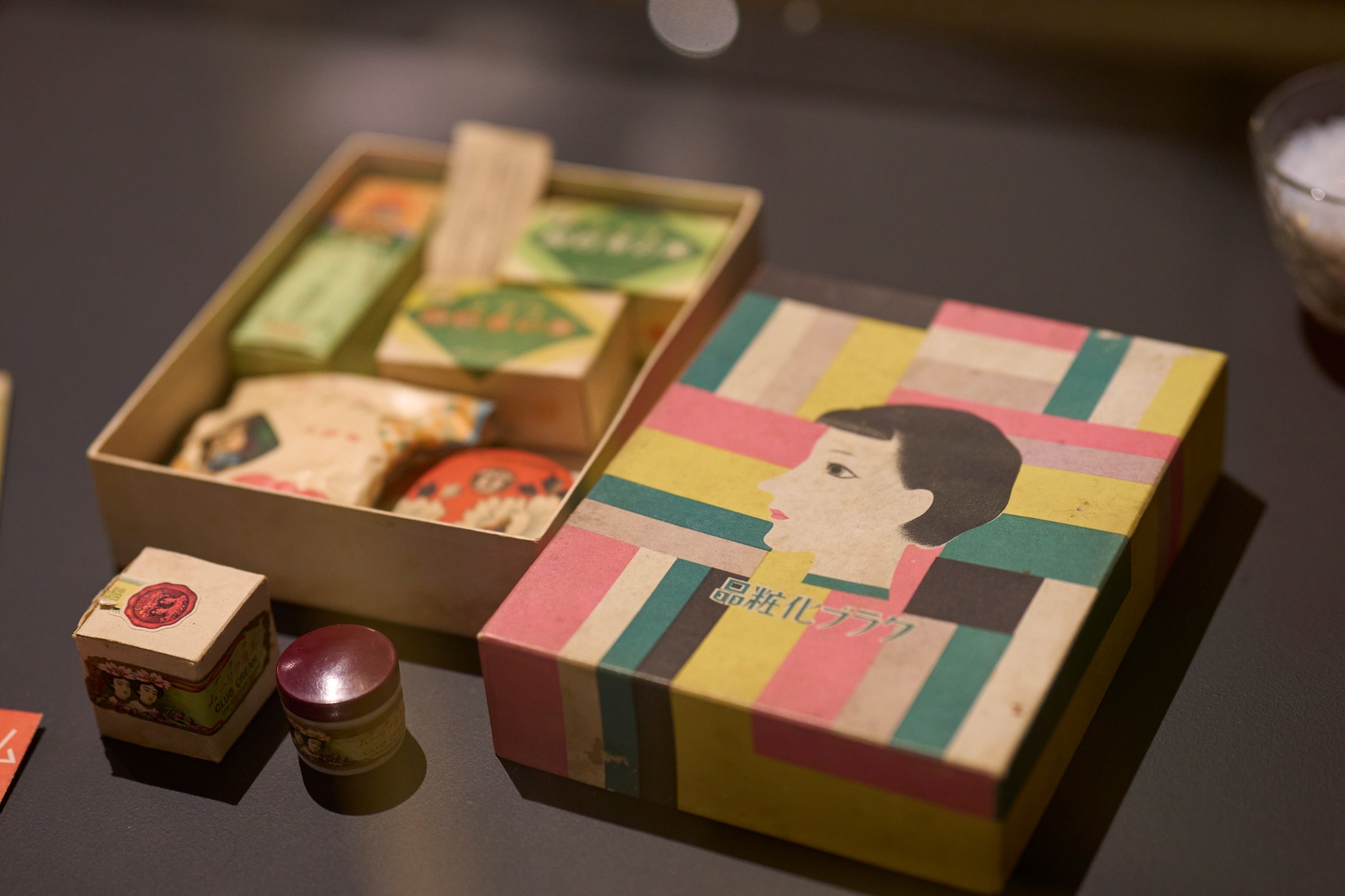 モダンガールへの第一歩・卒業祝いとして女学生に配布した化粧品セット