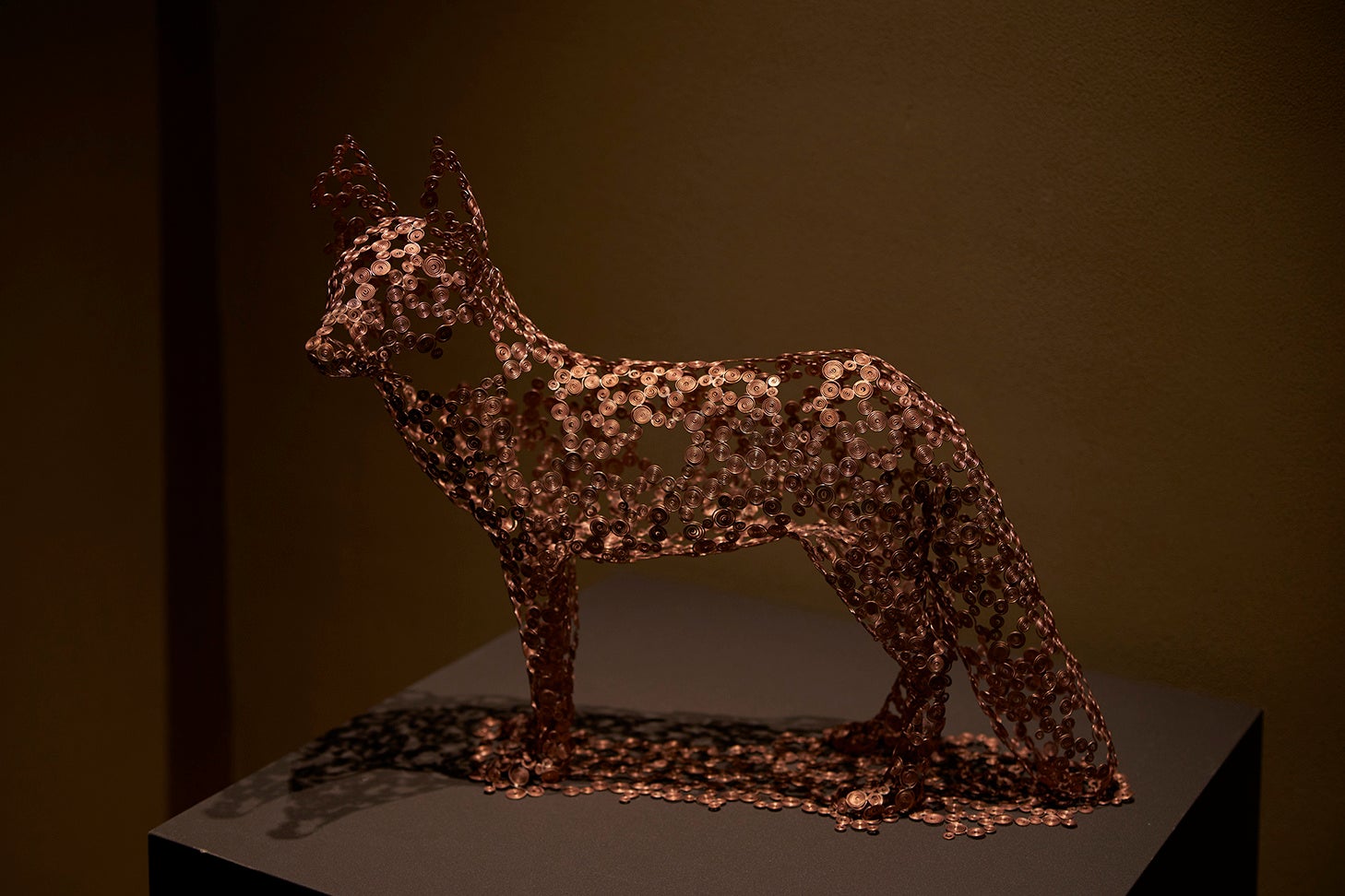 至高の芸術美──ラグジュアリー鹿オブジェ｜紅黒グラデーション × 金彩彫飾 アートアクアリウム美術館 GINZA 秋の企画展 秋の金魚、いとエモ