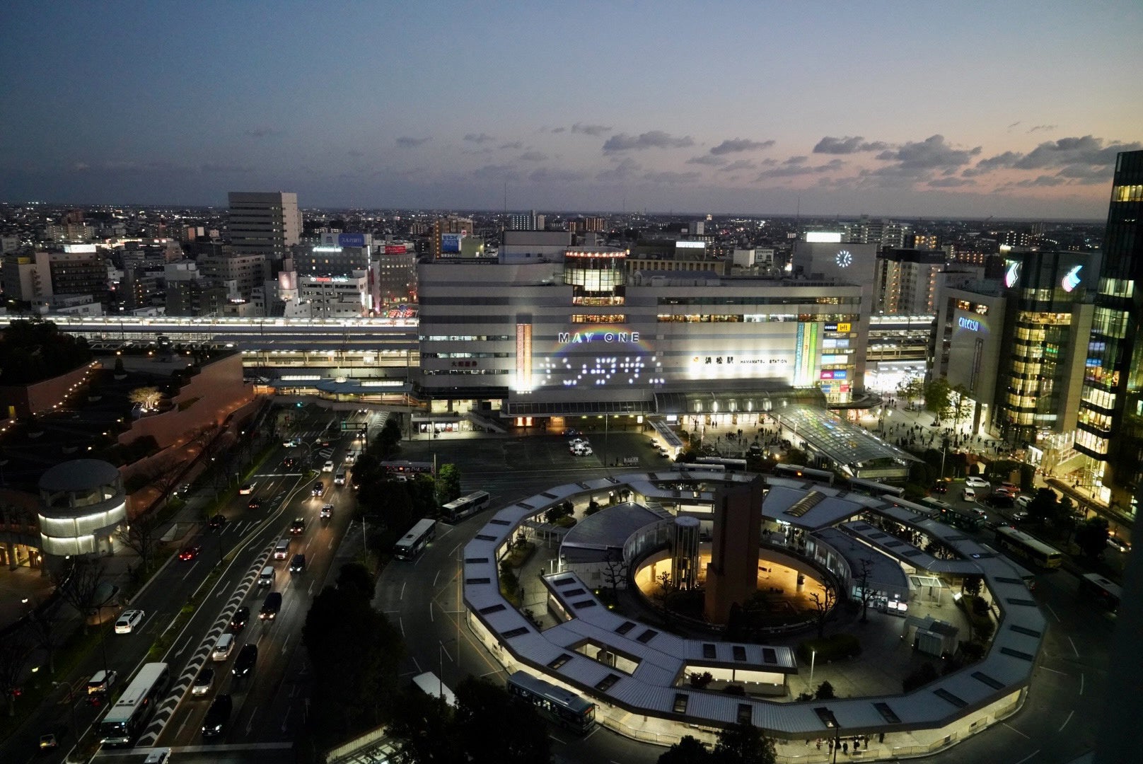 浜松駅ビル「メイワン」への光文字の投光「クリスマス・メッセージ・ライトアップ」