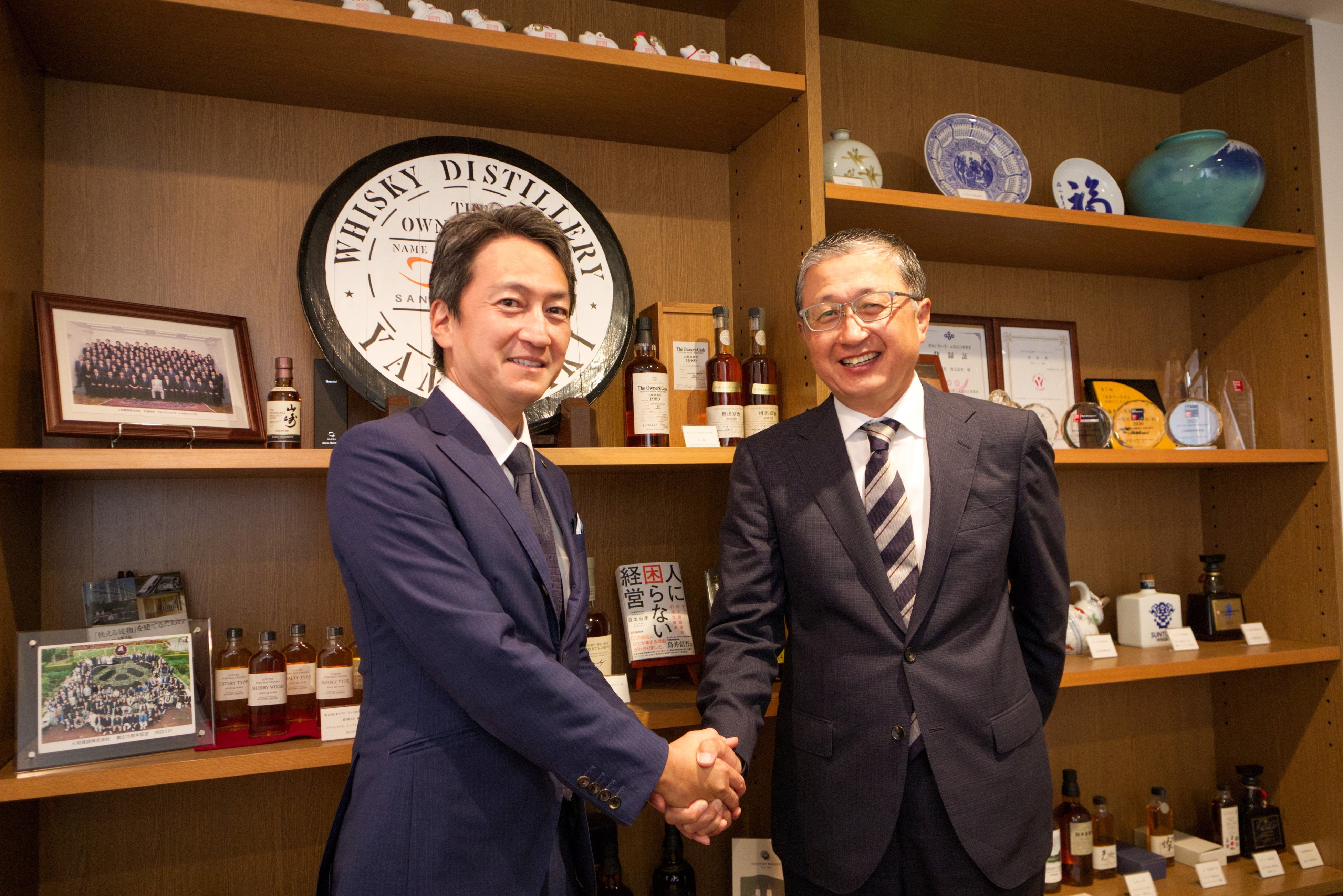 三和建設株式会社 代表取締役社長 森本尚孝 右：森塗装工業株式会社 代表取締役社長 森敬