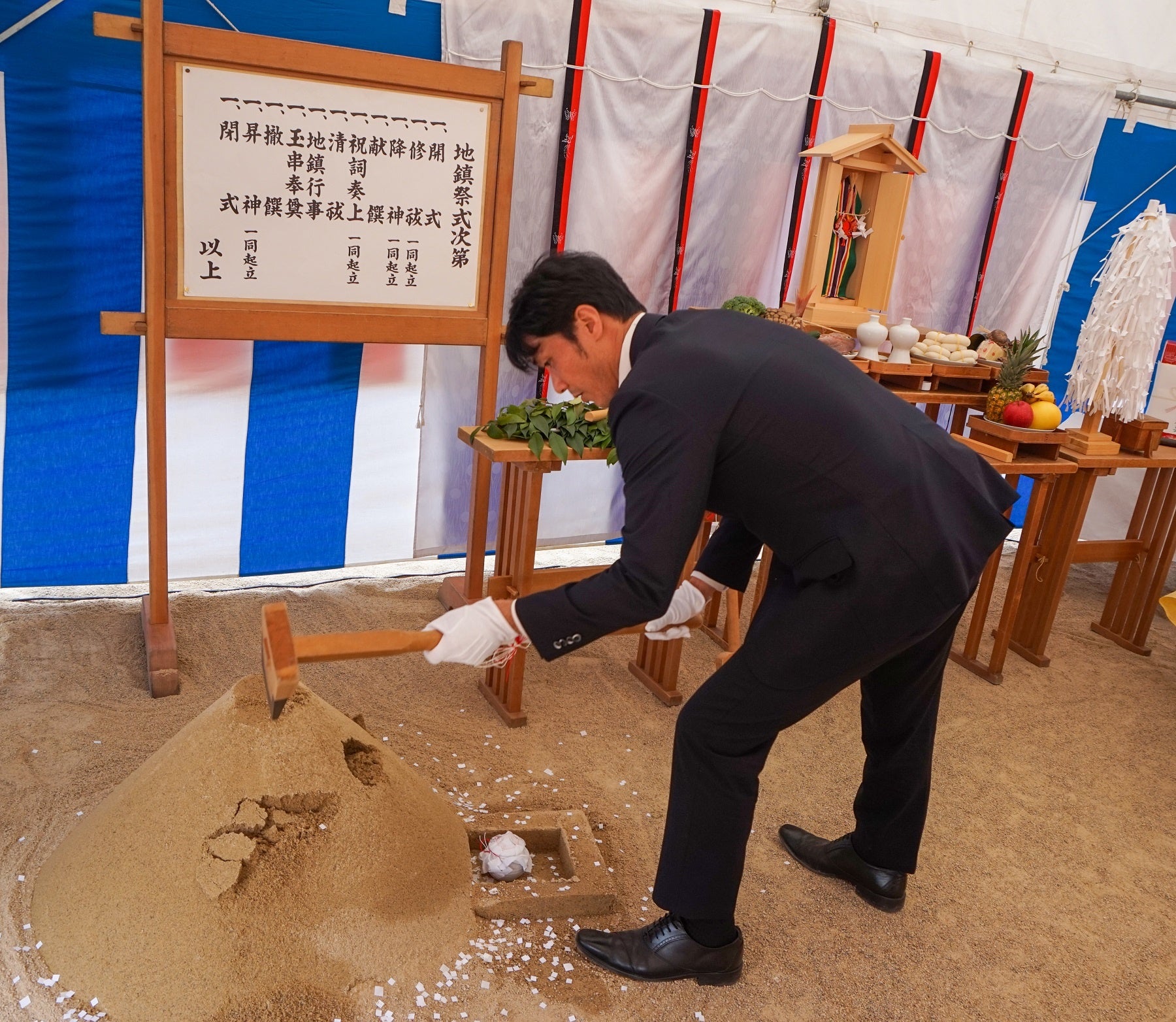 地鎮の儀（施工者が行う斎鍬の儀の様子）