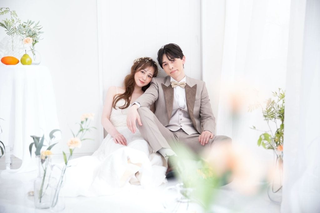 ウェディングドレス♡ 結婚式、ウェディングフォト、前撮り【室内で試着のみ】 2月にイルミネーションと撮ってもらいました🌃🌟 . 背景が