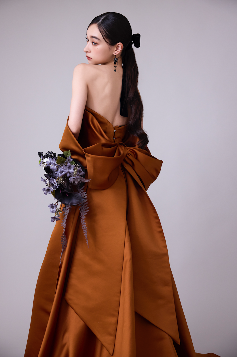 ブラウンテラコッタドレス aim東京原宿店から、テラコッタカラーのドレスを使用したファッショ