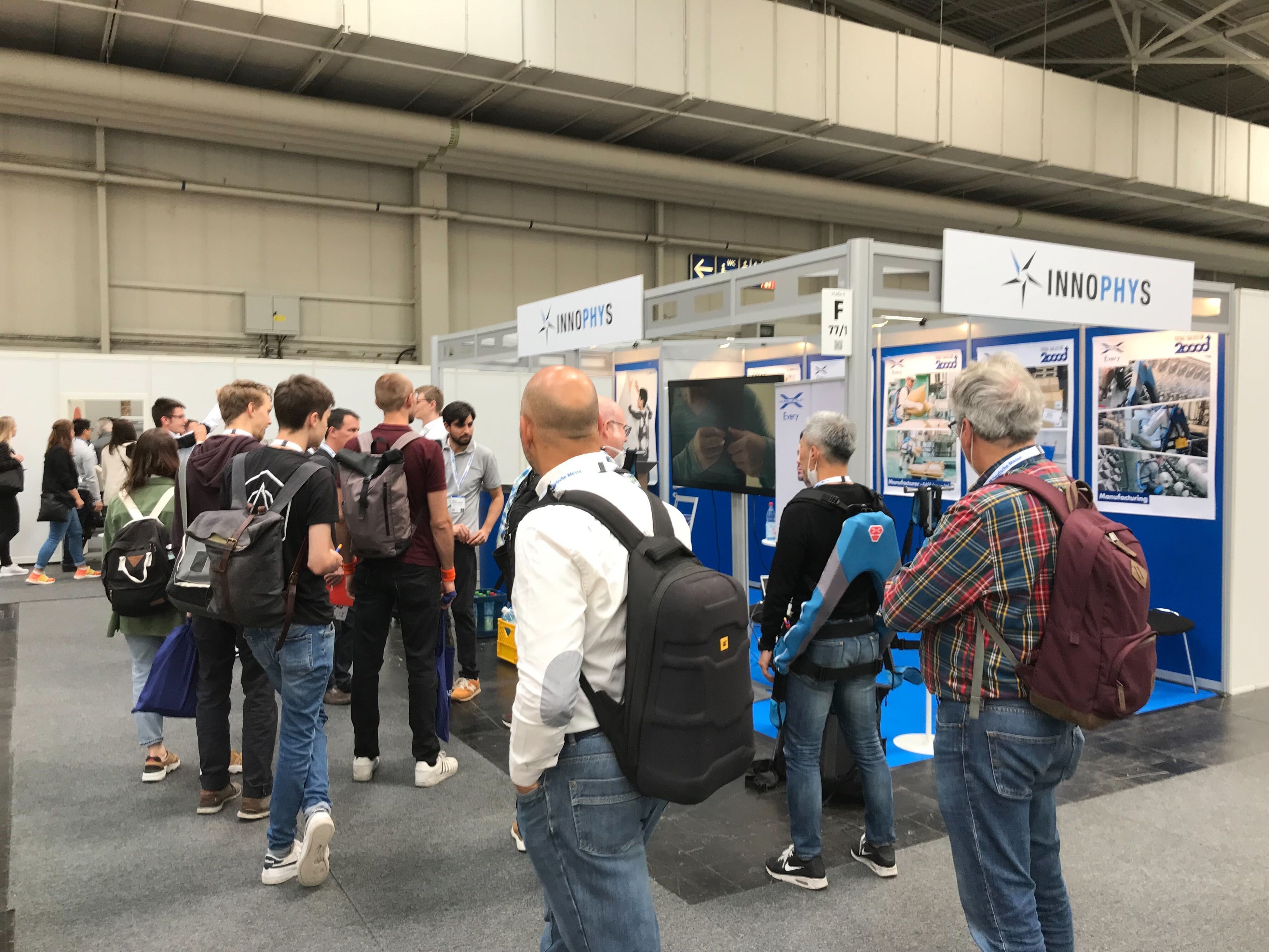 通りがかりの人も、マッスルスーツに興味津々