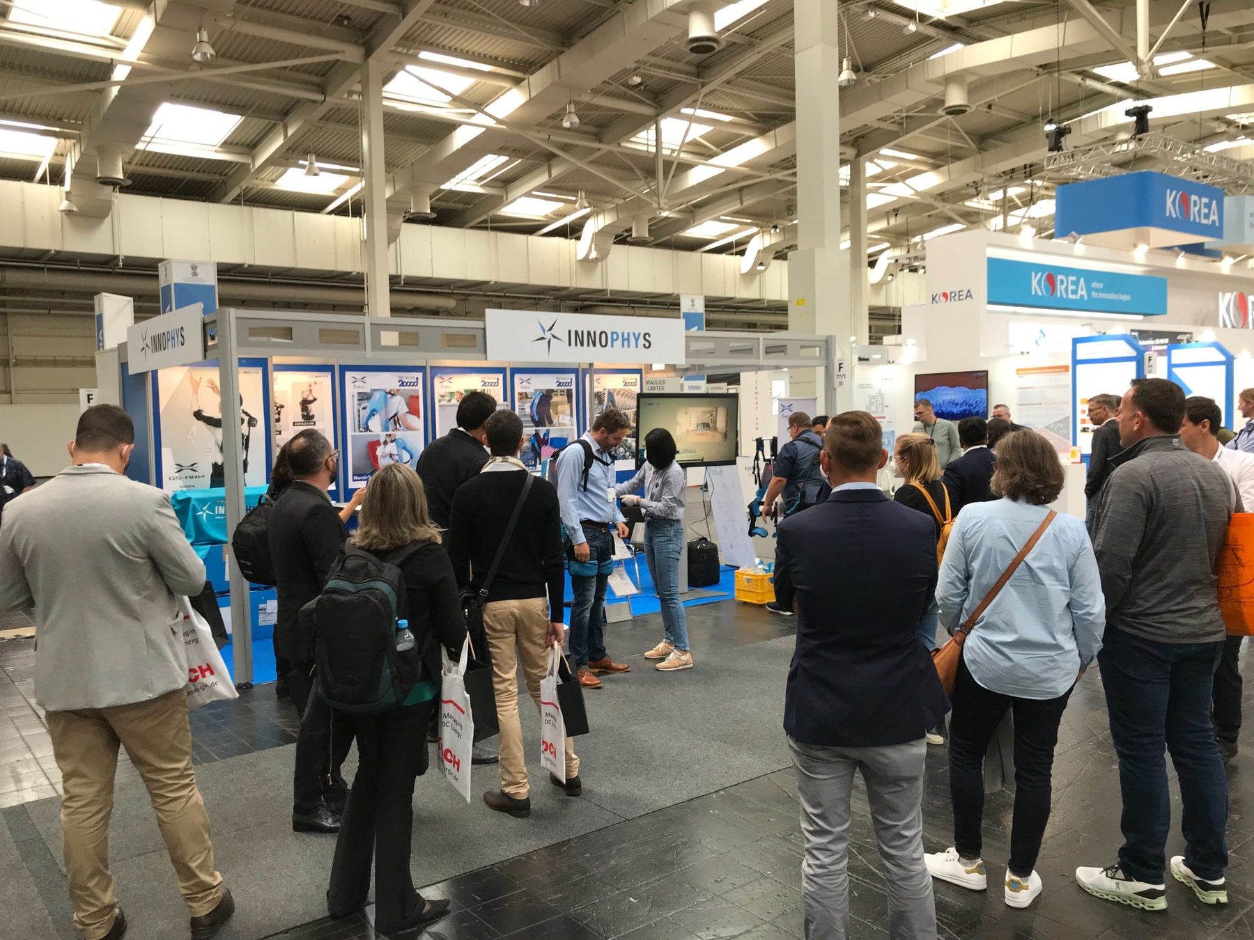 マッスルスーツ体験に順番待ちが出るほどの盛況