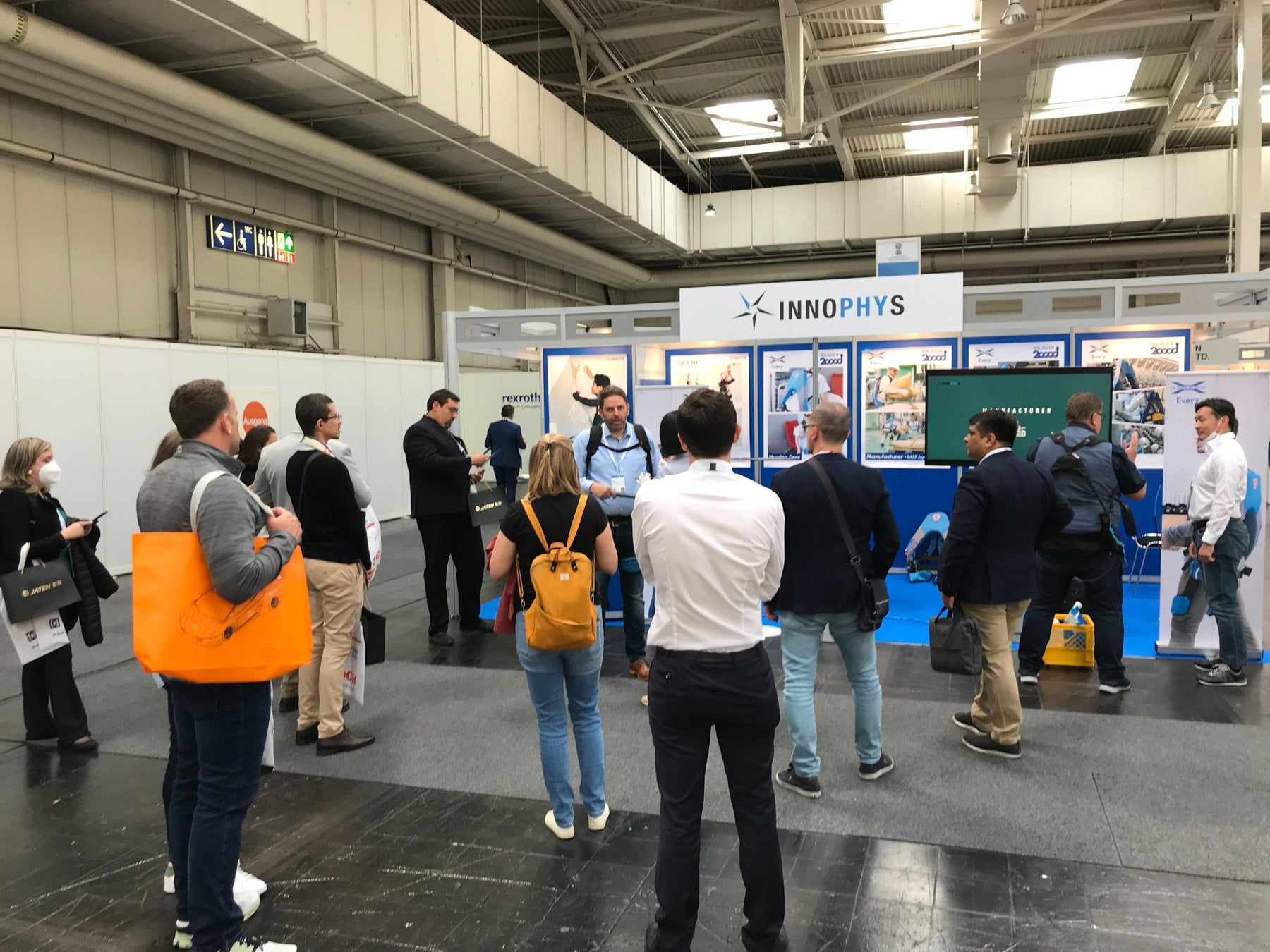 常に多くの来訪者でにぎわうイノフィスブース