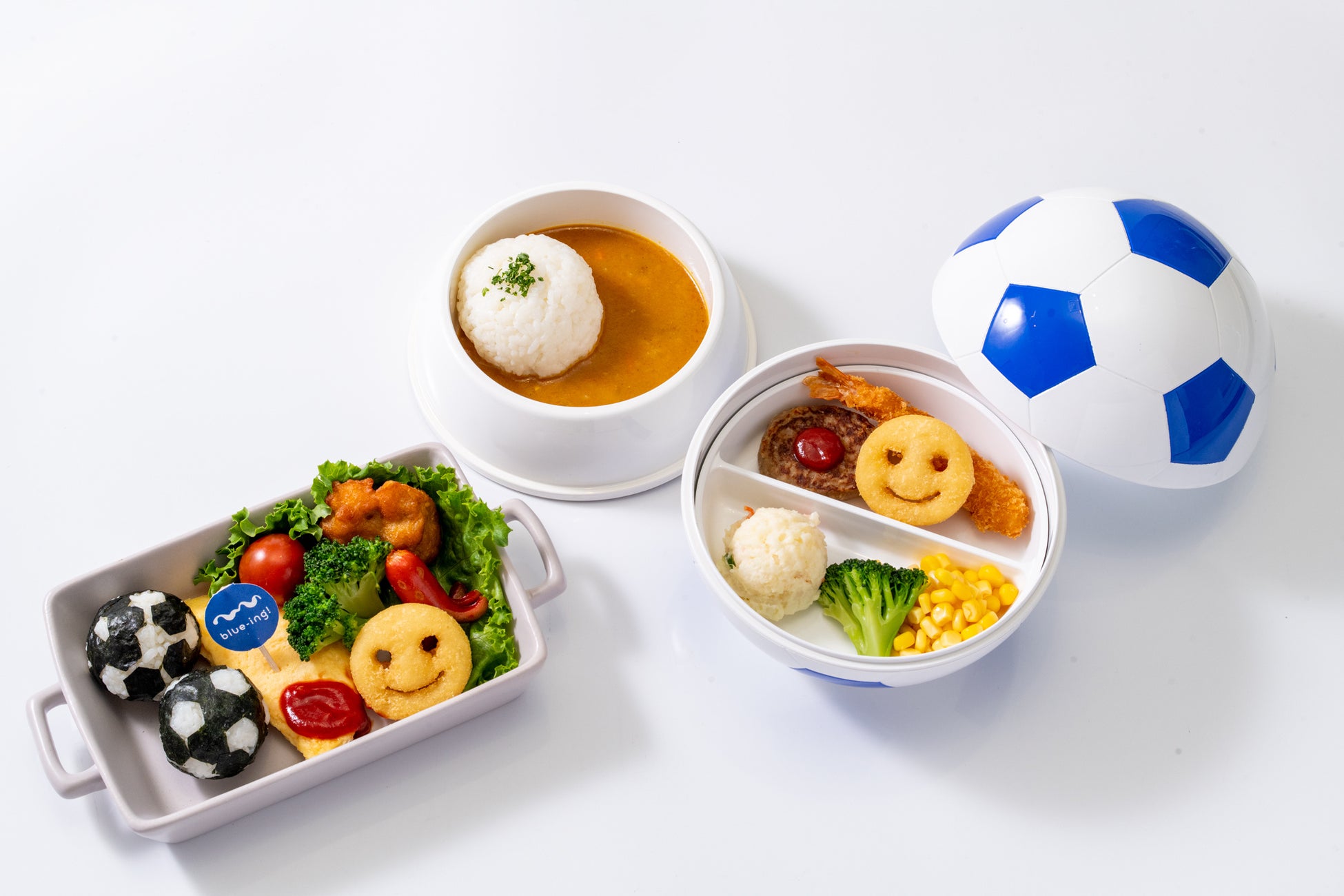 サッカーボールおにぎりセット(左)、サッカーキッズプレート(右)