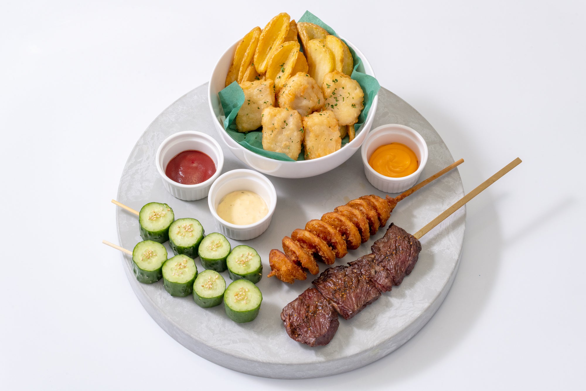 4 バックきゅうり（左手前）、フィッシュアンドV チップス（中央後方）、ハリケーンポテト（中央）、牛カルビ串（右手前）