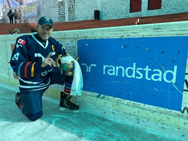 現地のアーティストによる優勝カップを手にしたポール・デュプイ