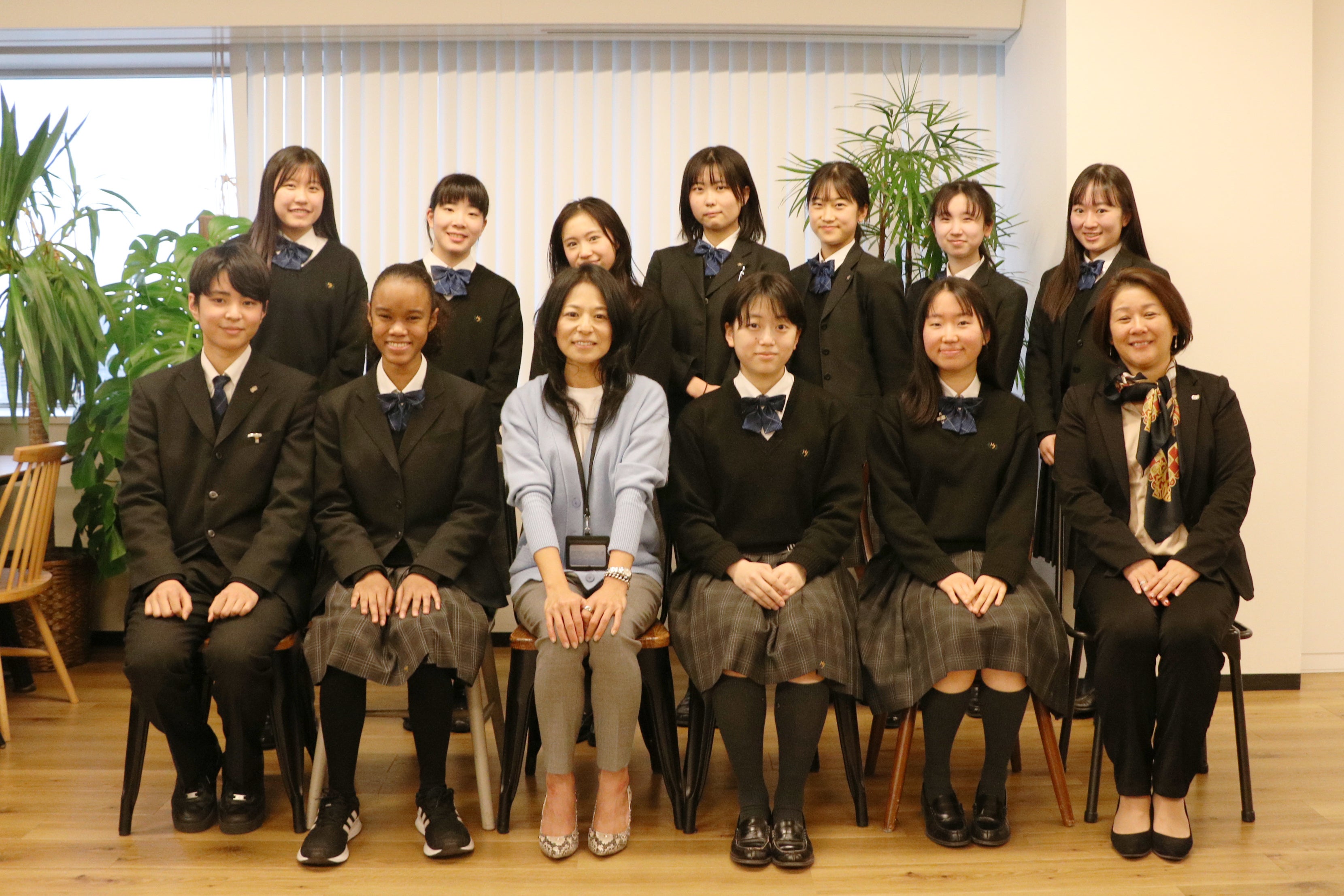 安永理事長と生徒の皆さん
