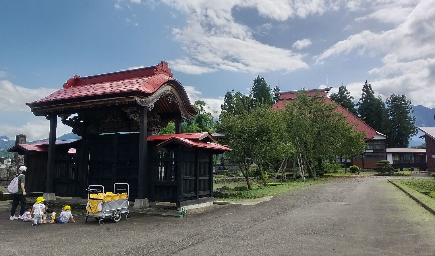 歴史的建造物を見ながら散歩をする子どもたち