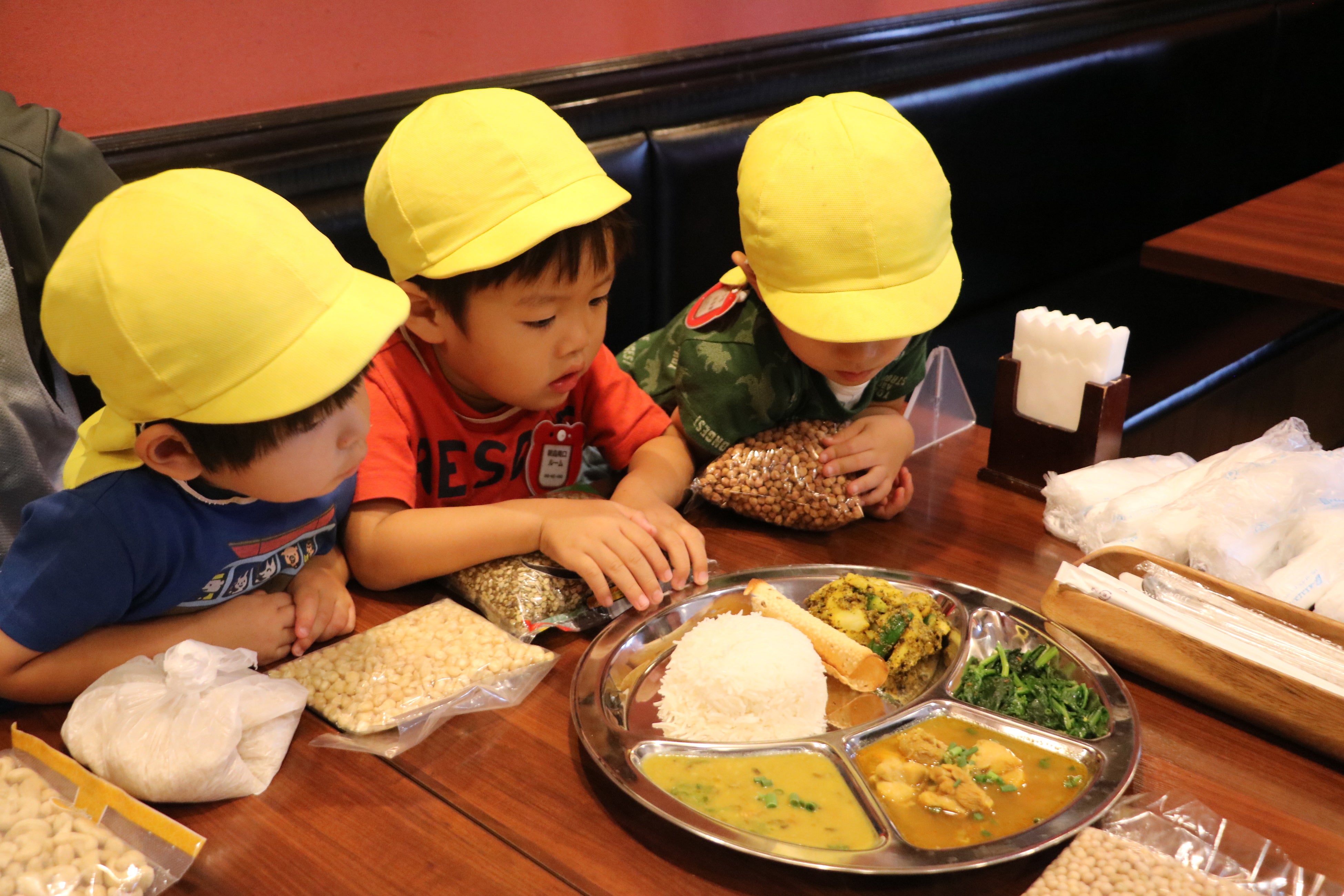 ネパール料理レストランでスパイスに興味津々の子どもたち