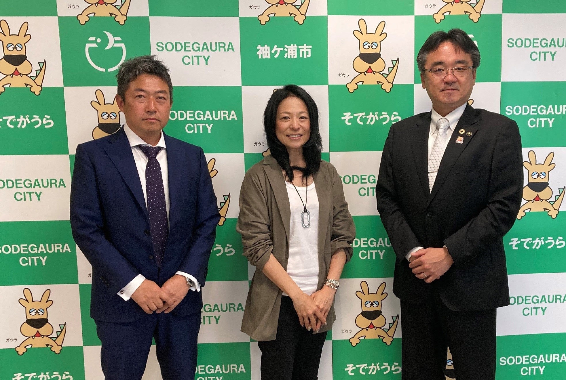 （右から）粕谷智浩袖ケ浦市長と理事長安永、代表高堀