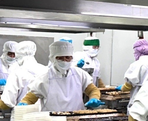 タイにある紀文グループの「 Kibun (Thailand) Co., Ltd.」でノーマルタイプのたこ焼きの生産の様子