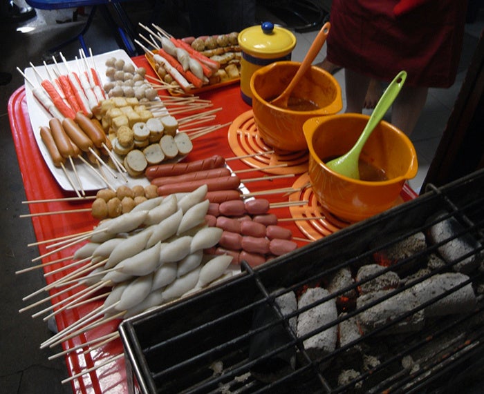 タイの屋台料理「ルークチン」の中のカニカマ(左上)