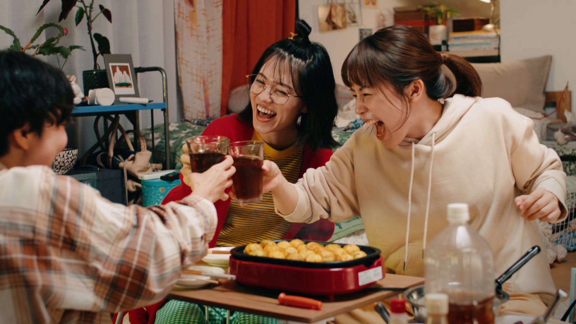 2.お友達とお家でまったり「OFFの日」の志田さん&nbsp; タコパで大盛り上がり