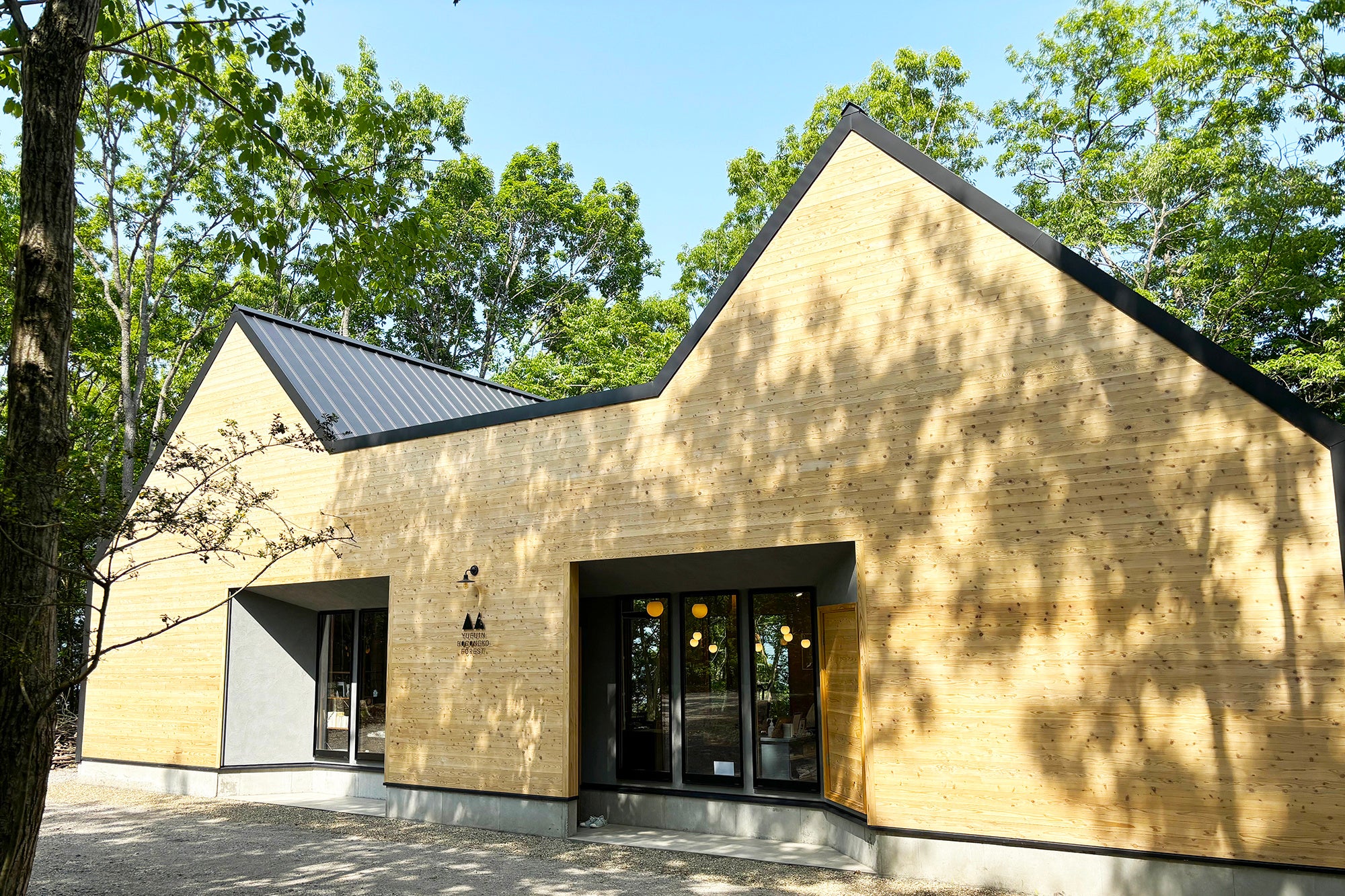 本館にはレストラン・ショップ・保護猫カフェが入ります