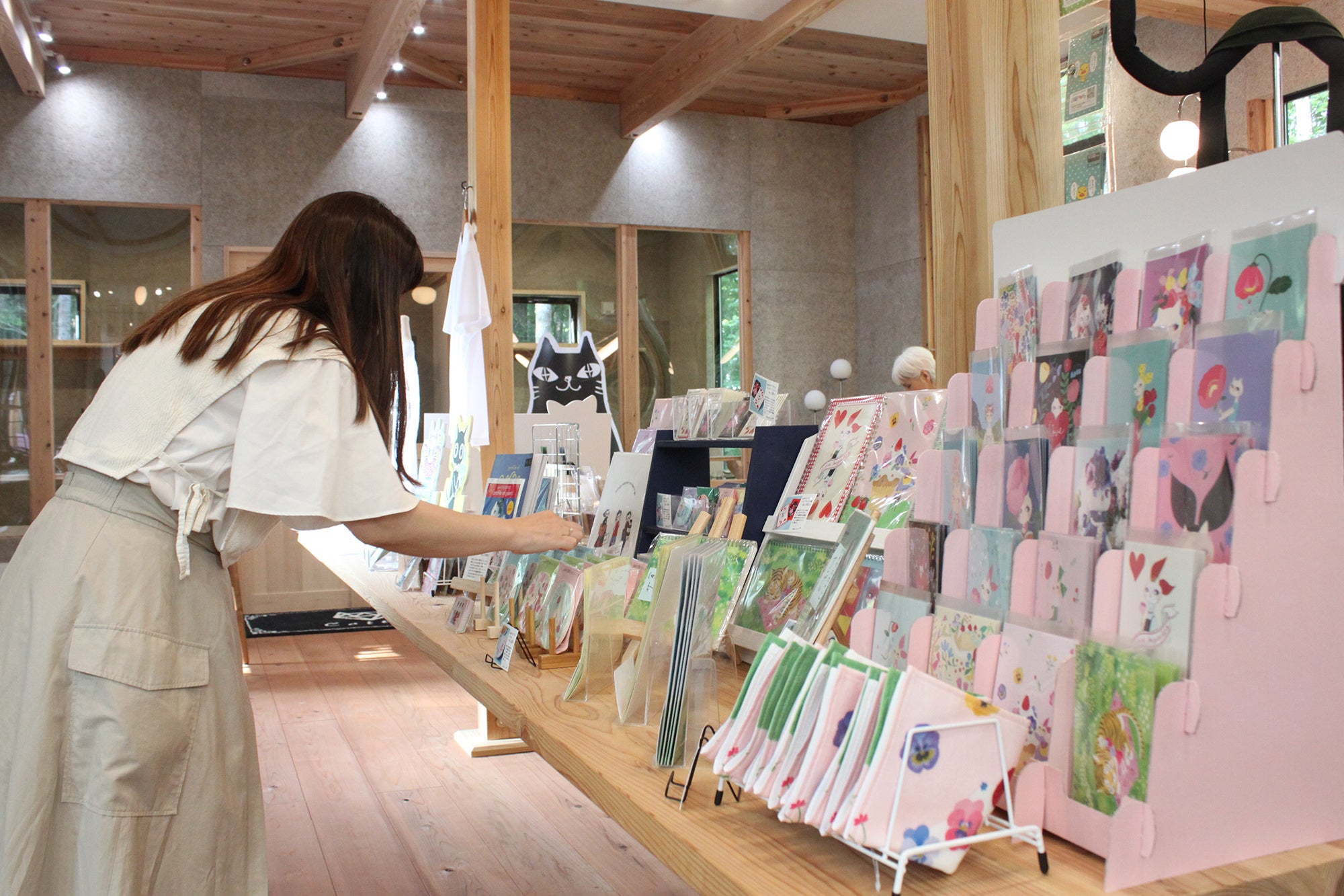 さまざまな猫作家さんのグッズがずらり