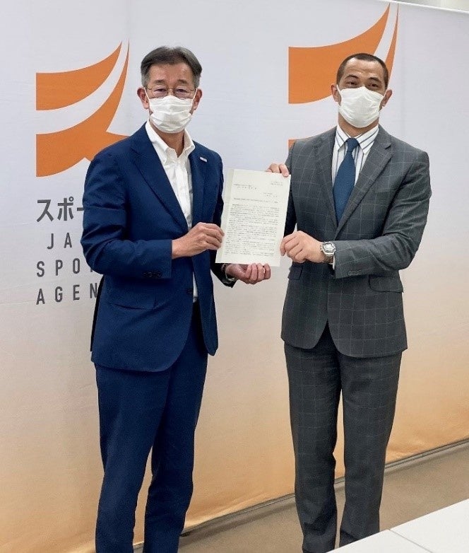 スポーツ庁の室伏長官から要請文の手交を受ける当協会の森岡専務理事