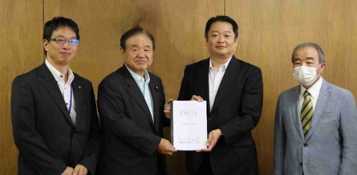 左から降籏教育長、遠藤会長、長崎知事、髙野会長