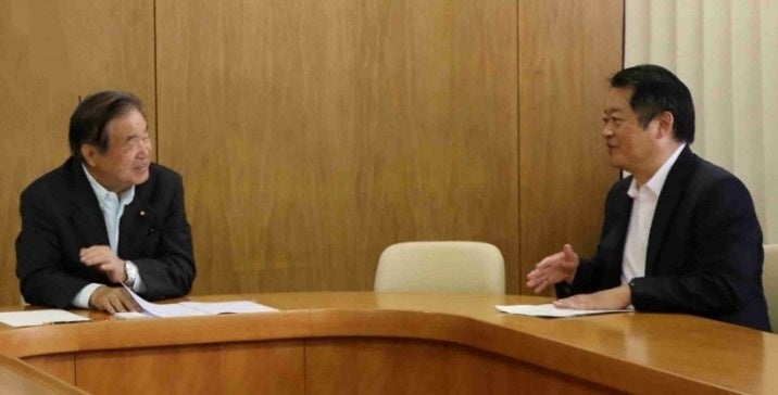遠藤会長（左）と長崎知事（右）の会談