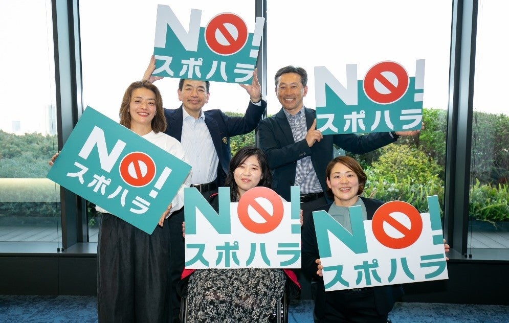 ▲パネルディスカッション登壇者 (左前:篠田ゆり氏、右中央:森﨑可林氏、右前:谷本歩実氏、左後:土屋裕睦氏、右後:森林貴彦氏)