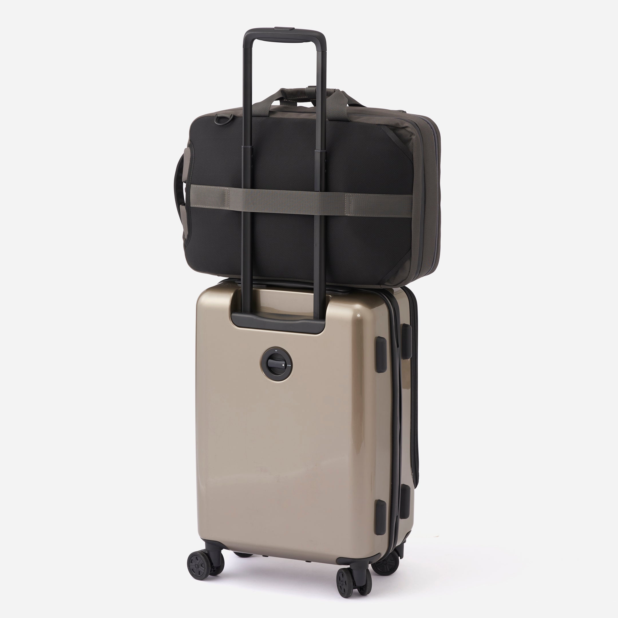 ⑨スーツケースにセットできる「ベルト付き」