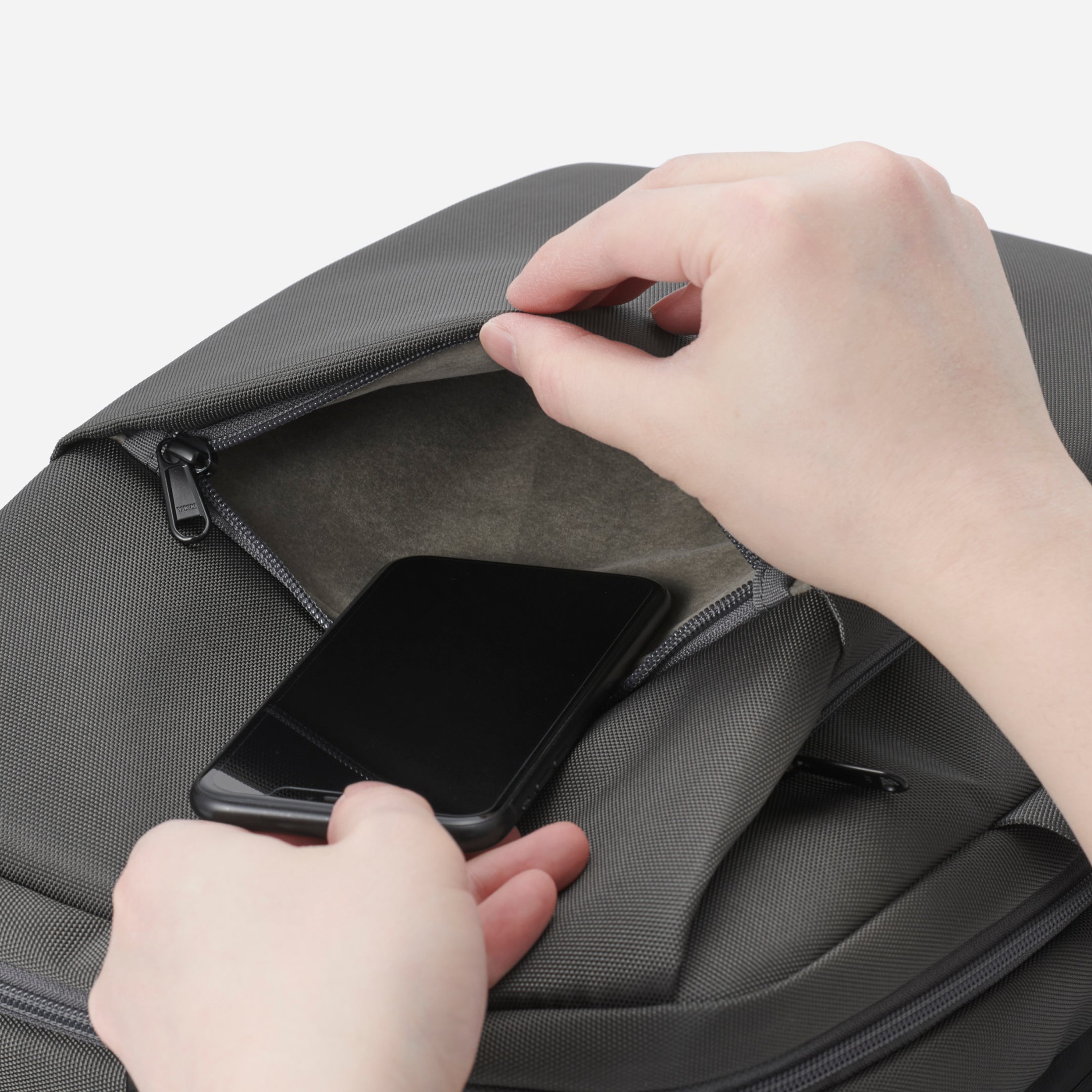 ④移動時に使いやすい「外ポケット」