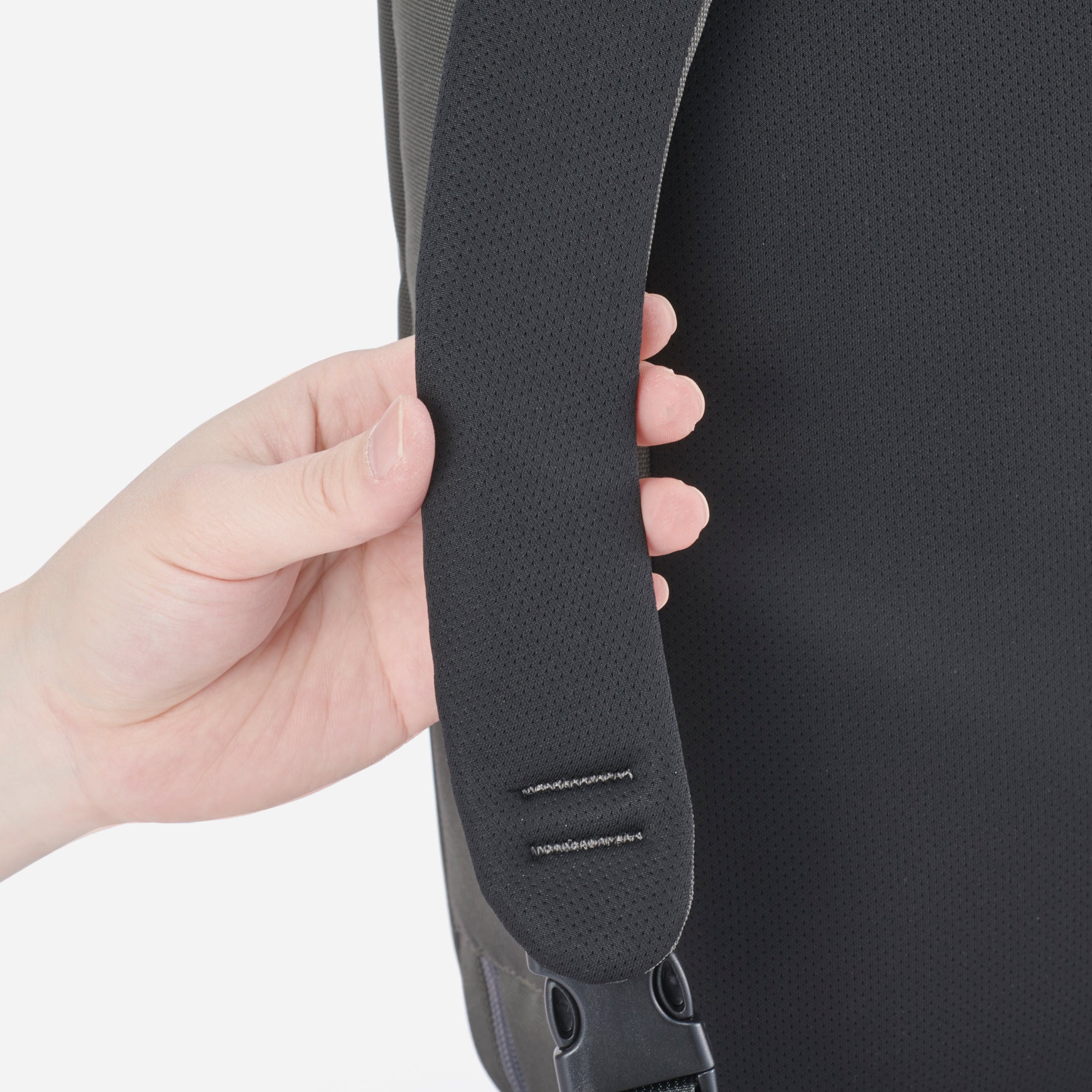 ⑩背面・ショルダーベルトの裏面は蒸れにくい「メッシュ素材」