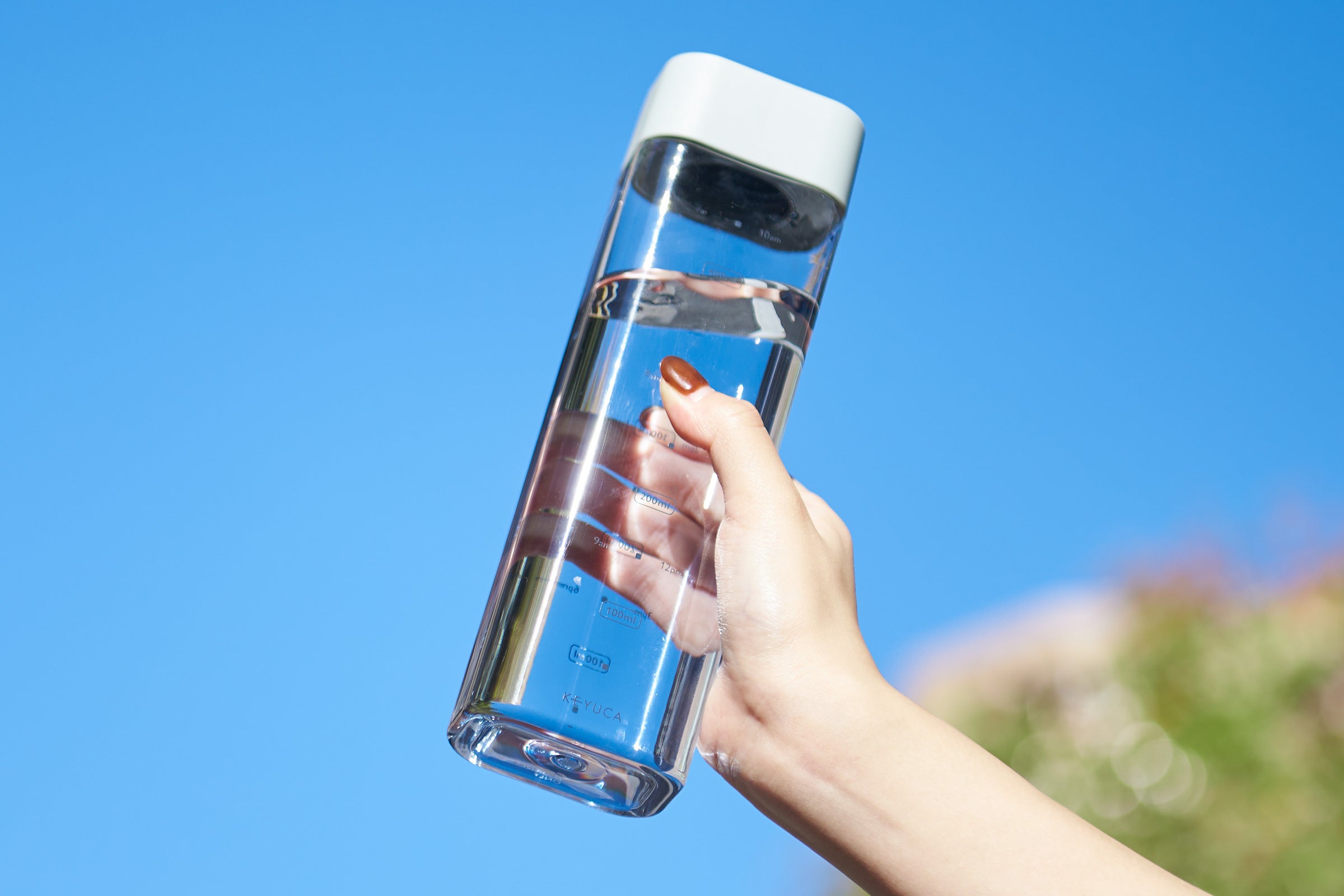 水分を摂り忘れがちな冬にぴったり！ スリムな四角形状で持ち運びも