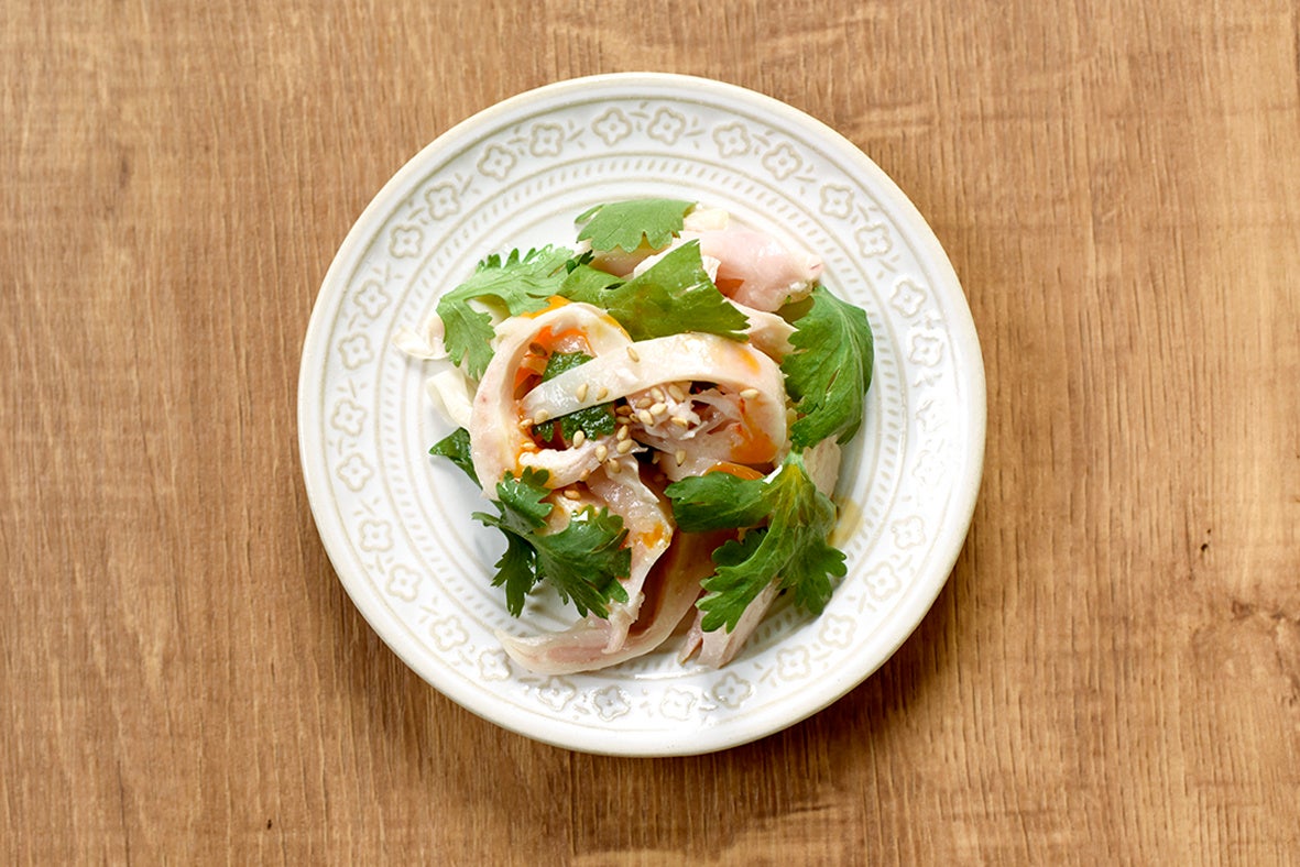 パクチーと蒸し鶏のピリ辛ラー油和え