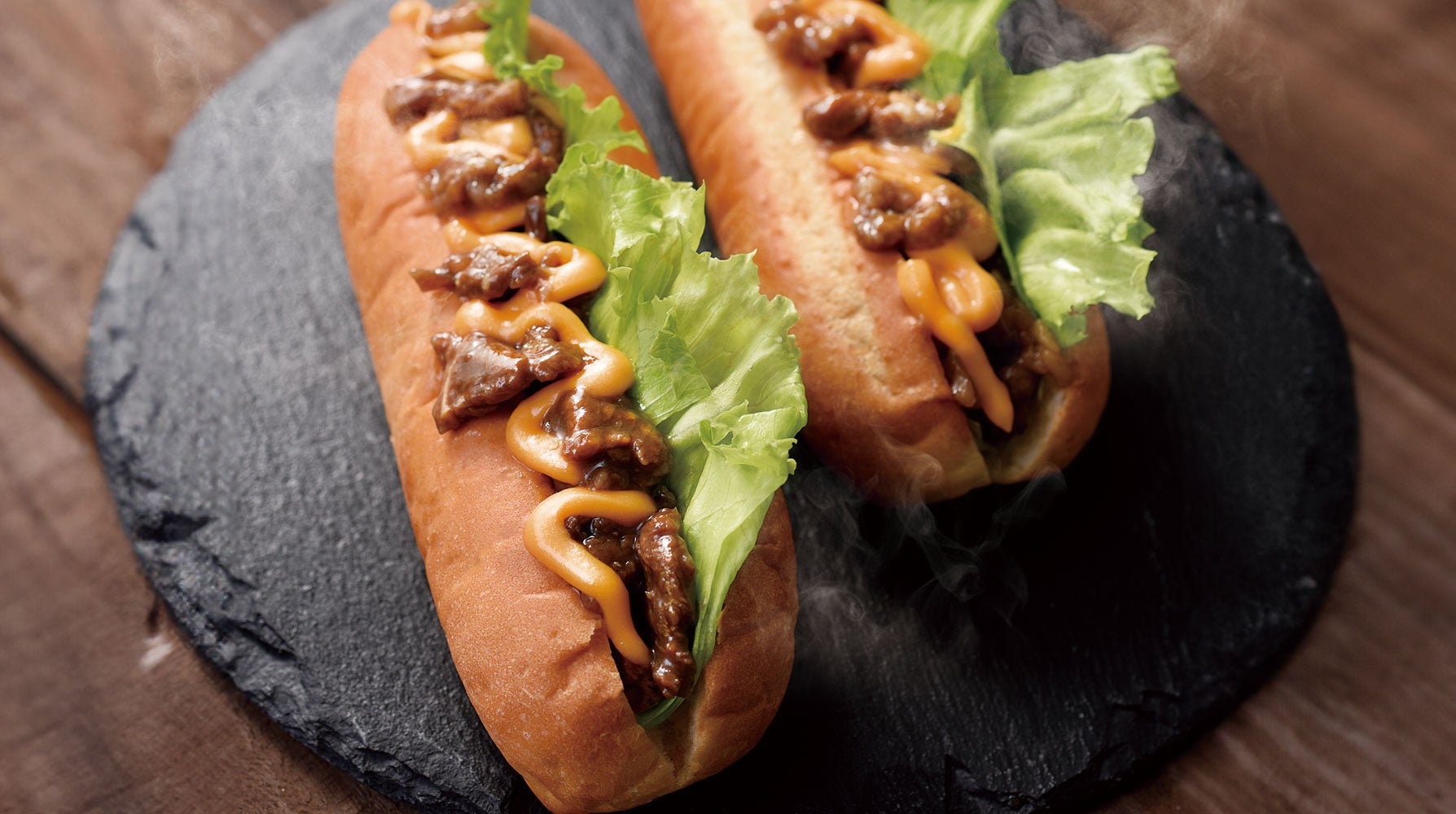 炭火香る牛カルビとチェダーチーズが相性抜群！『炭火焼き牛カルビ