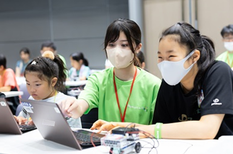 プログラミング教室の様子（右）