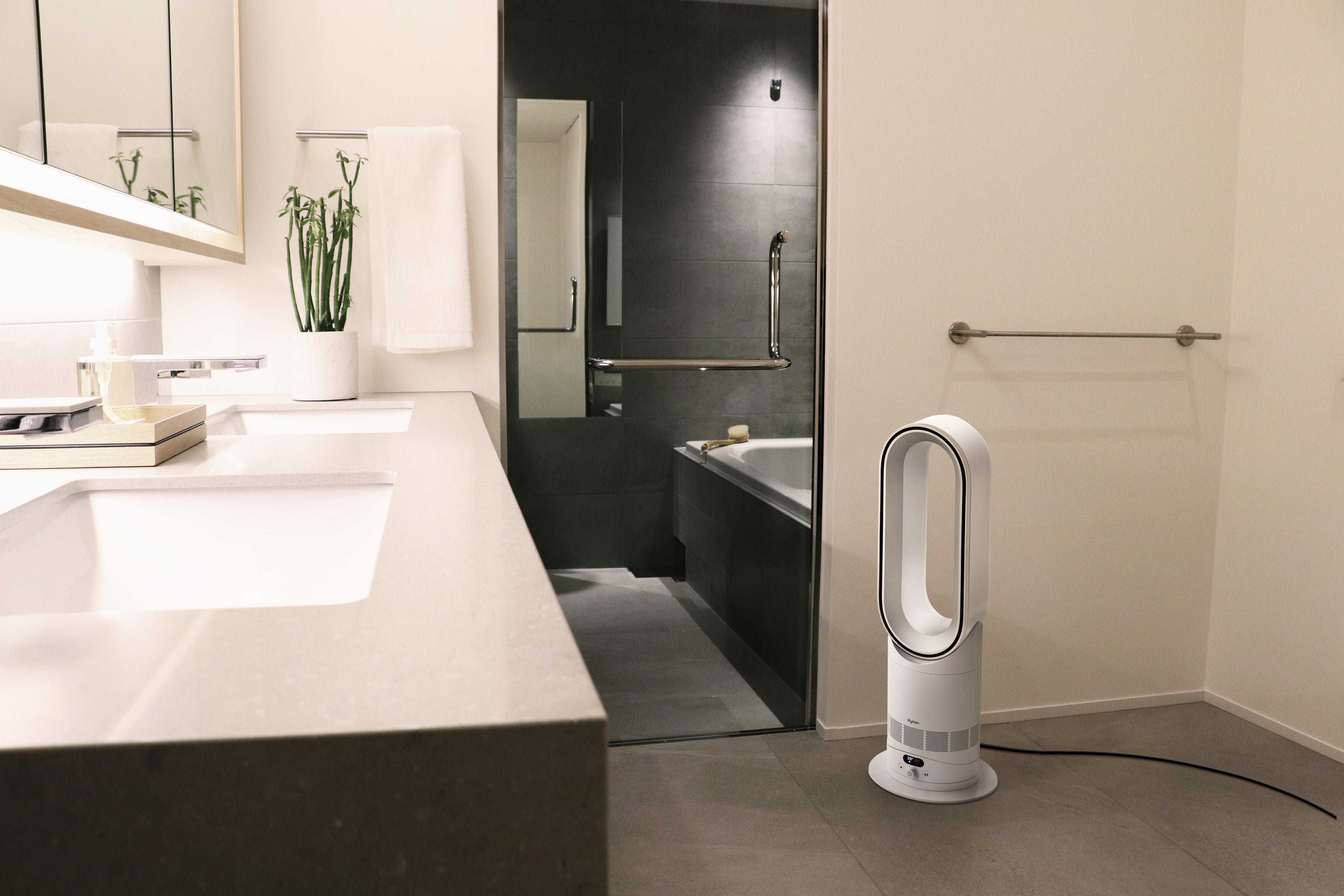 M0610G1 dyson hot＋cool ダイソン 通電確認済み ヒーター、扇風機として1台2役で活躍し、脱衣所などの狭い部屋にも最適