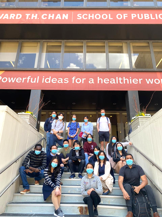 最終講義終了後、クラスメイトと。コースを通じてマスク着用が必須であった（Harvard University）。