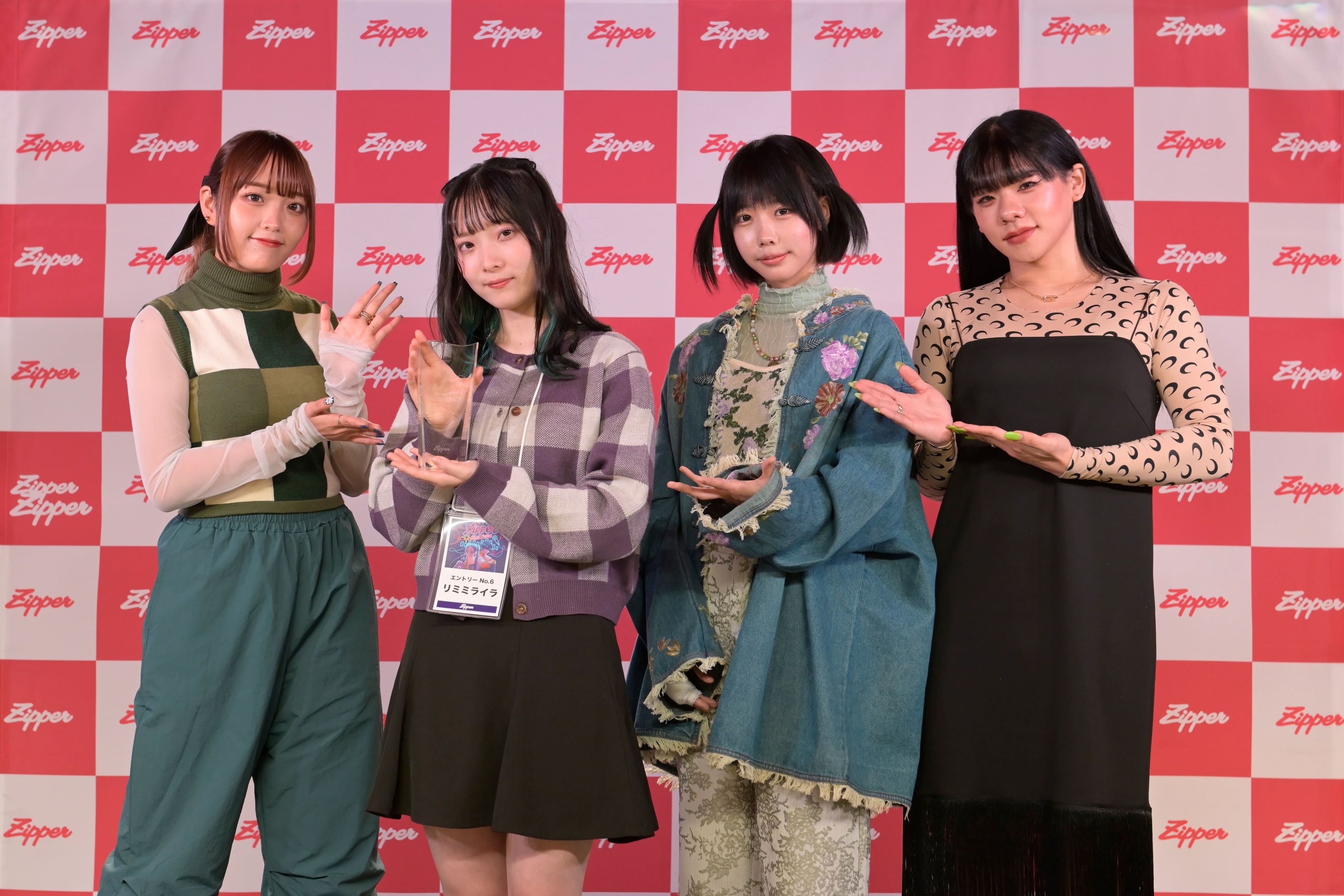 (写真左より)ねおさん、グランプリ受賞のりみみらいらさん、あのさん、とうあさん