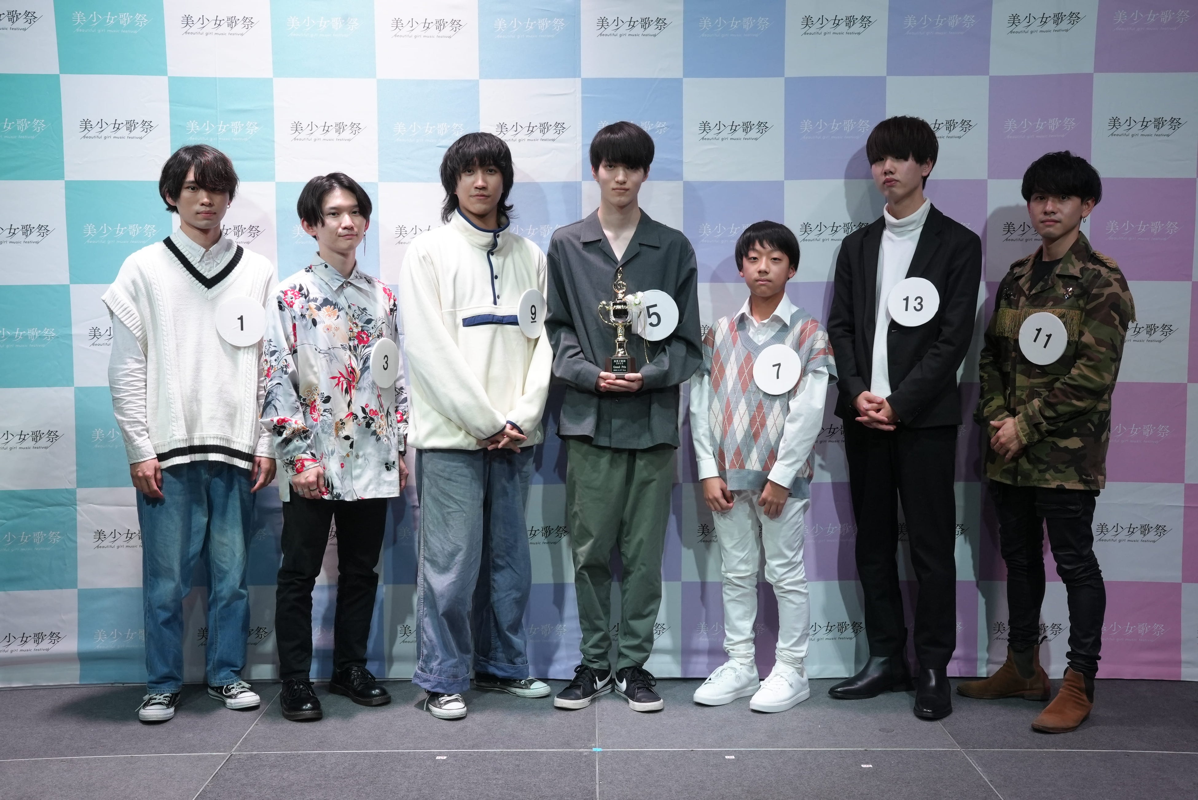 「美男子歌祭」ファイナリスト （写真左から）樋口竜也さん、ヒトシレズカサジマさん、オキダイチさん、新井大輝さん、まるゆちぇさん、げんちゃさん、中尾信人さん