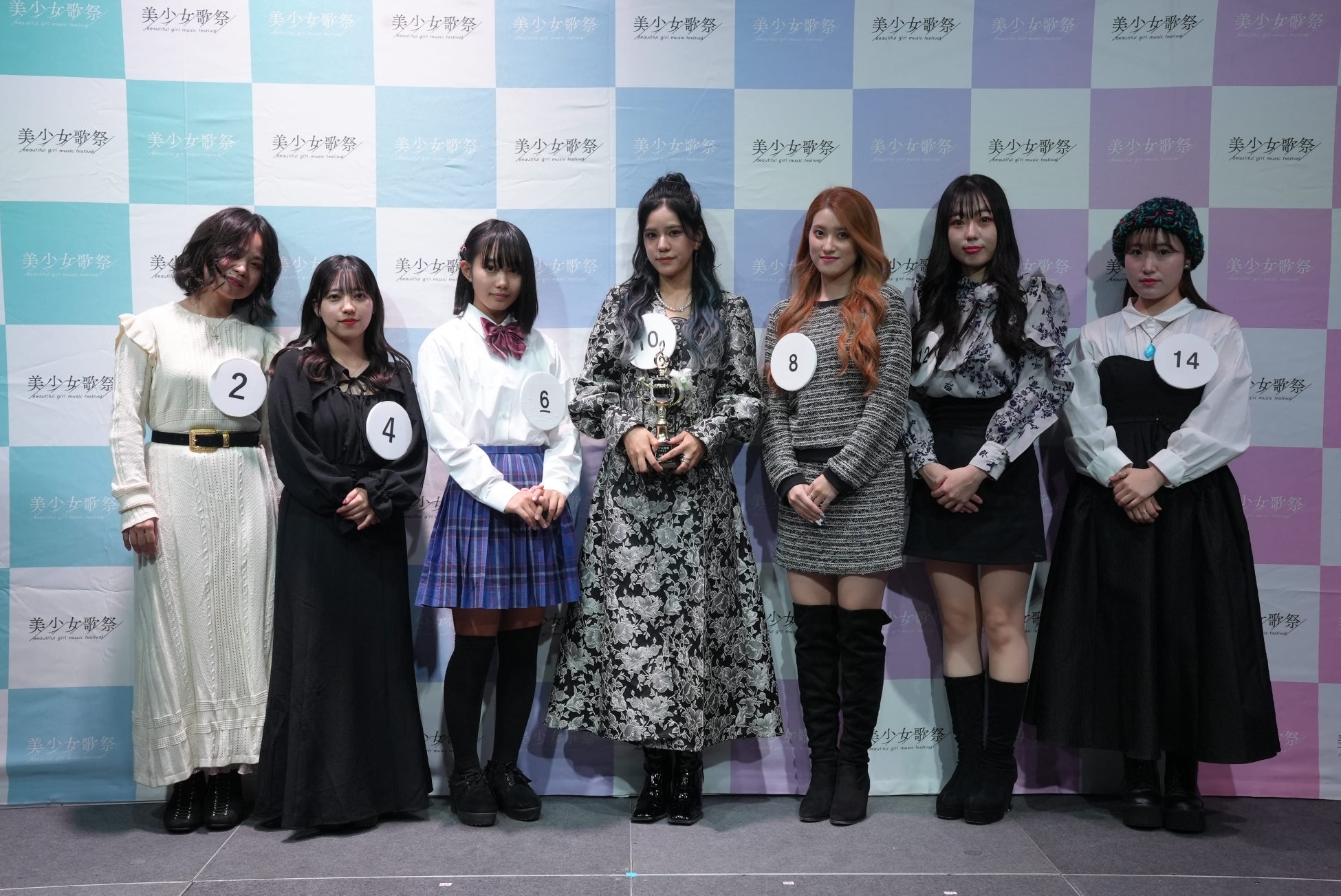 「美少女歌祭2022」ファイナリスト (写真左から)山崎桃香さん、こじまさおりさん、小杉ゆんさん、美仁さん、ゆまさん、安藤芹奈さん、奏さん
