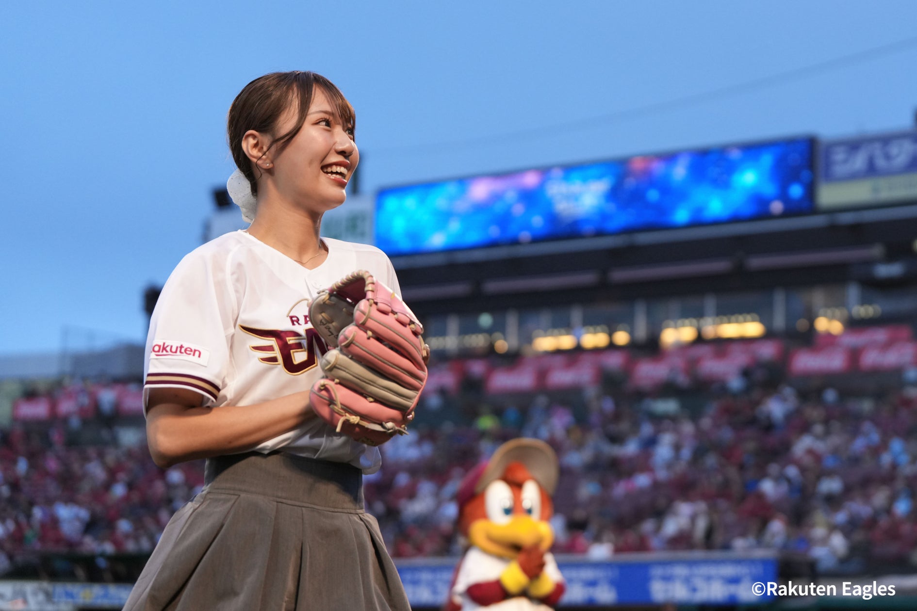 楽天モバイル 最強パーク宮城で冠協賛試合「ミクチャDAY」を開催!元・NPBチアで東北に縁のあるミクチャライバーのきみかが始球式で全力投球「ずっと目標に掲げていた夢が叶ってすごく嬉しいです」