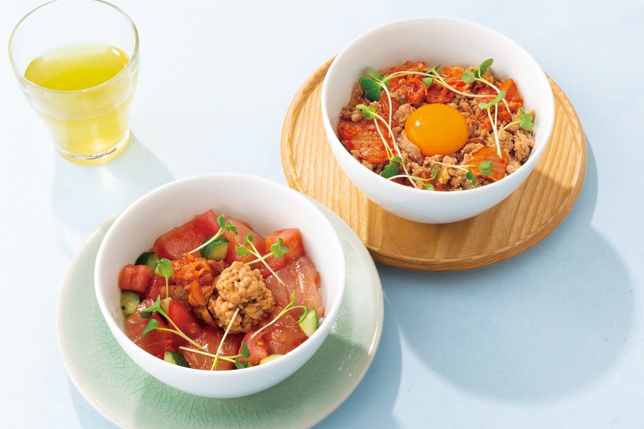 [左から] 天然鮪のキムチ納豆どんぶり、鶏そぼろキムチどんぶり