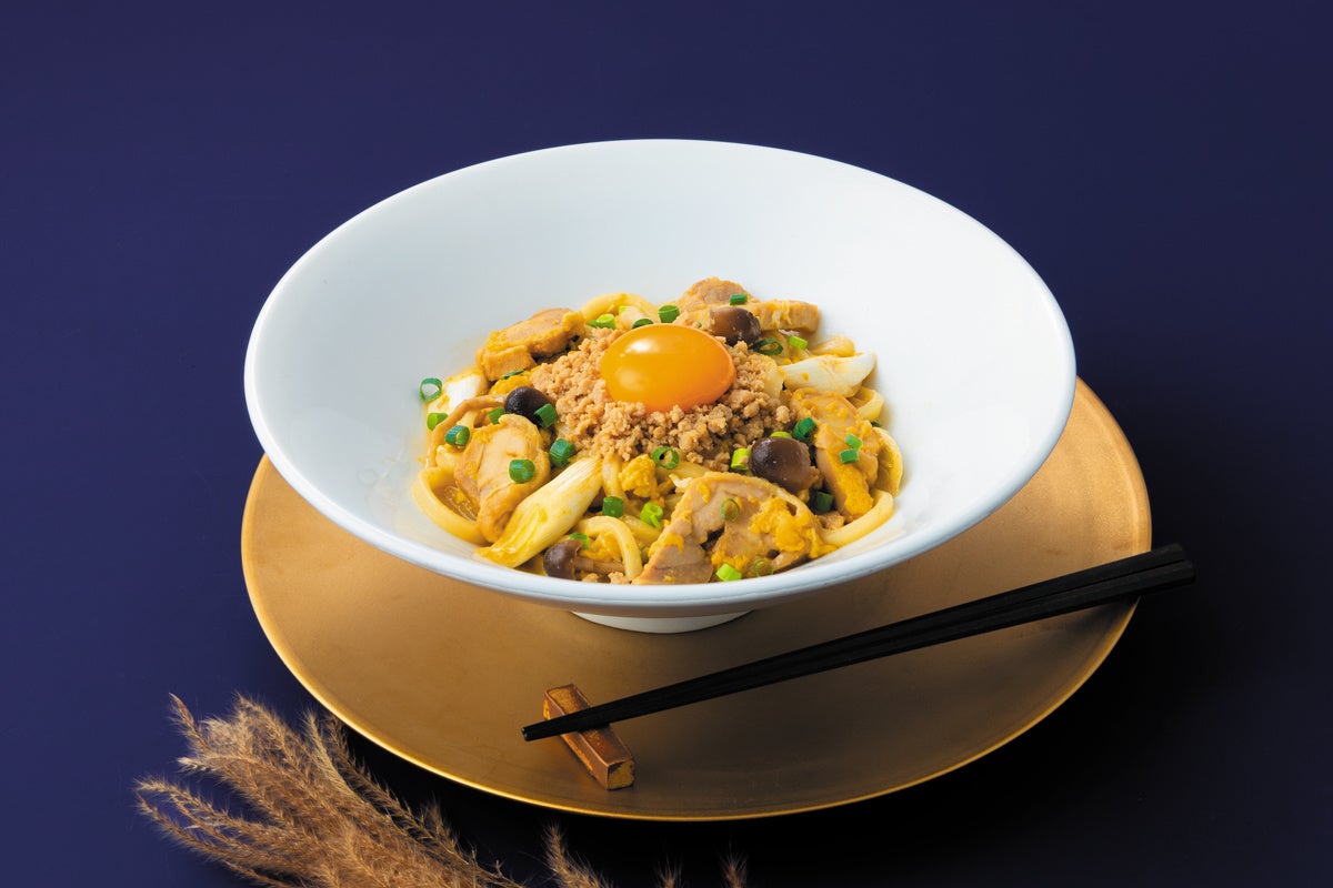 蒸し鶏とそぼろの親子月見うどん