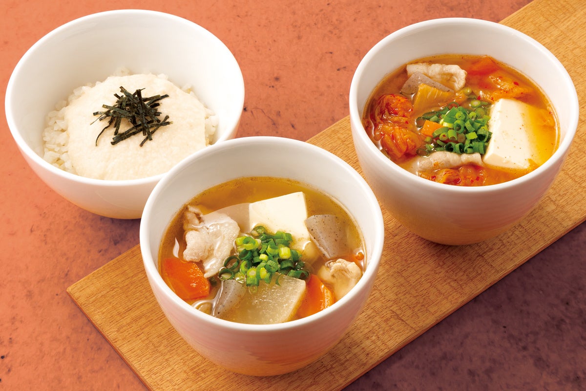 [左から] 野菜たっぷり豚汁セット、豆腐とキムチのピリ辛豚汁セット
