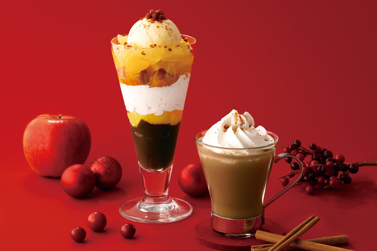 [左から] アップルパイパフェ、シナモンほうじ茶ラテ