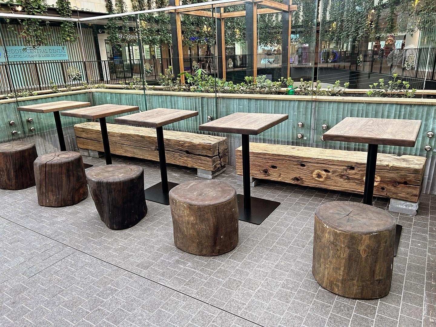 現地シドニーの古木を再利用したベンチ