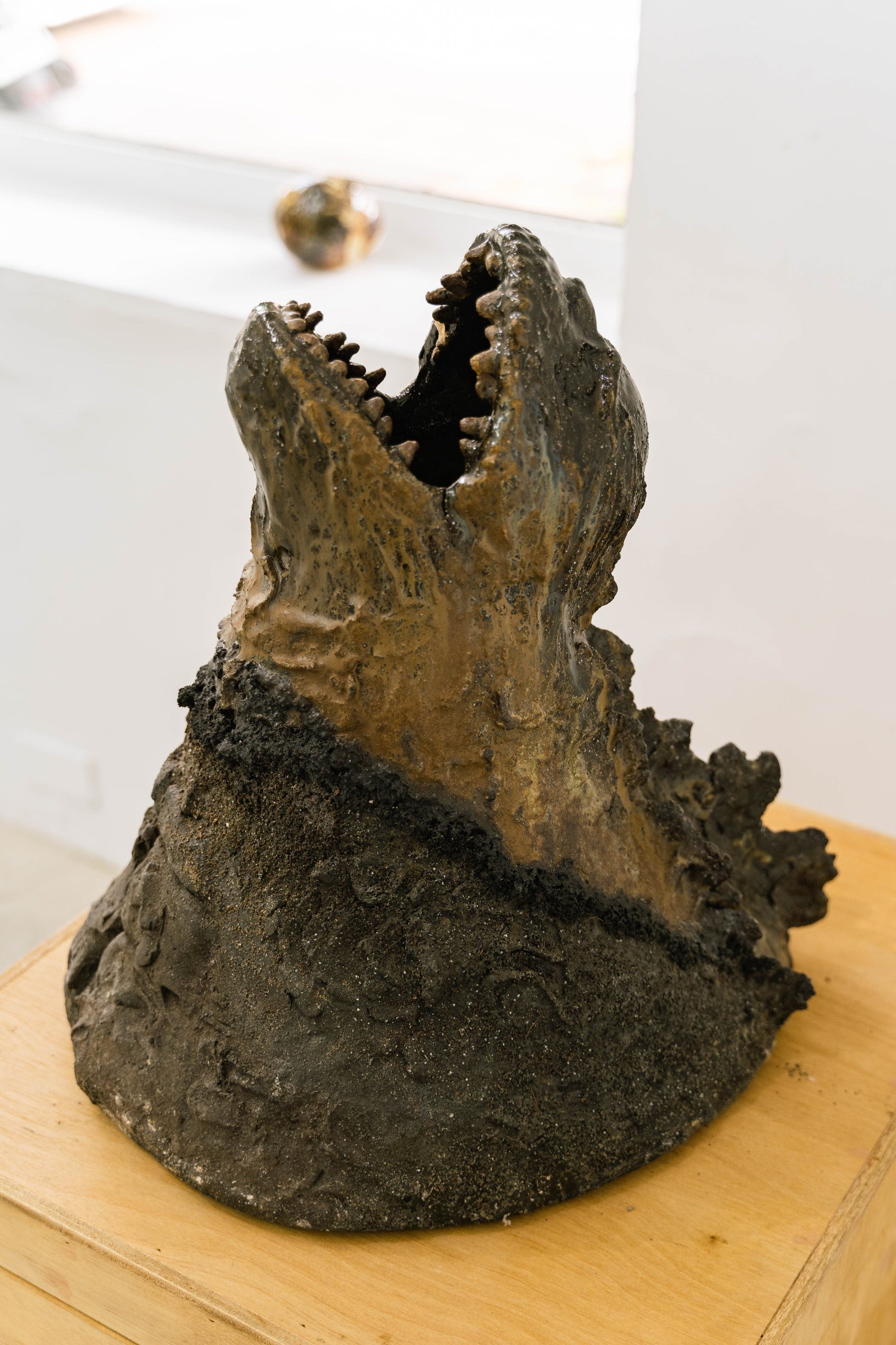 李承亮「薪窯ゴジラ－上半身」