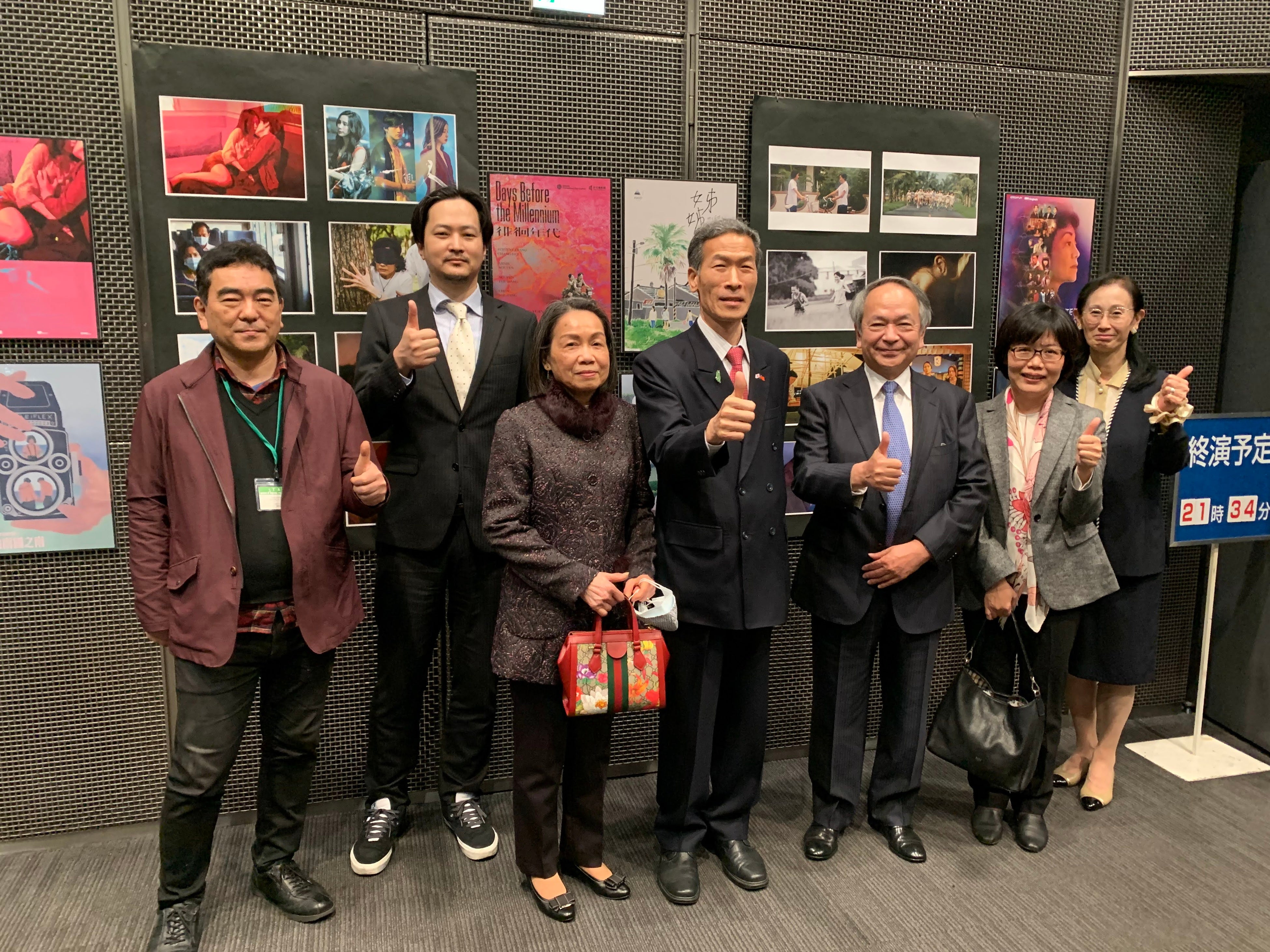 駐日本代表処台湾文化センター長王淑芳（右2）、駐大阪弁事処処長向明德(右4)、映画祭代表理事上倉庸敬(右3)、プロミング・ディレクター暉峻創三(左1)