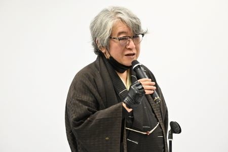 台湾と日本のミステリー小説について講演する京極夏彦氏